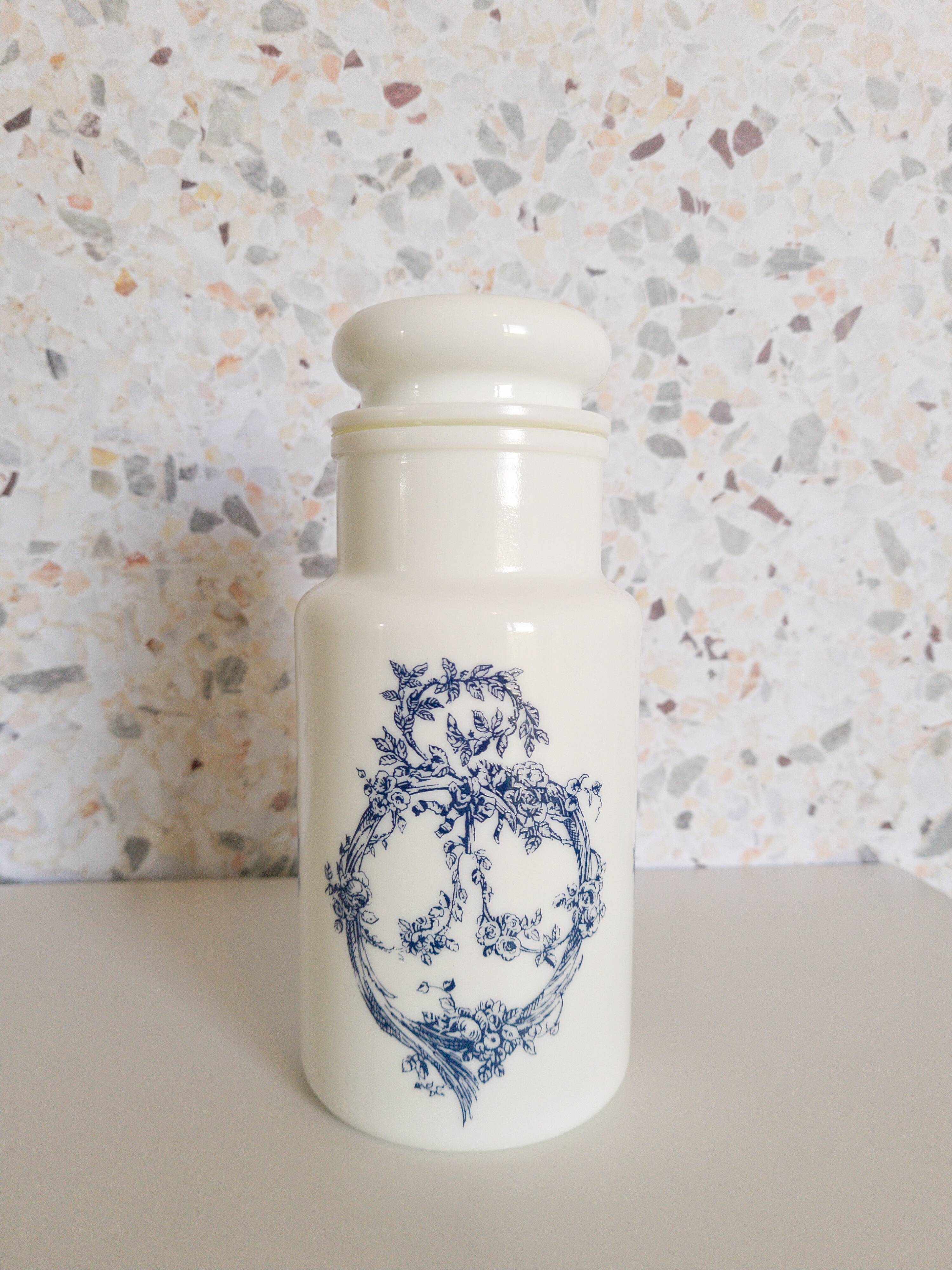 Set of 6 apothecary pots in white opaline 70s