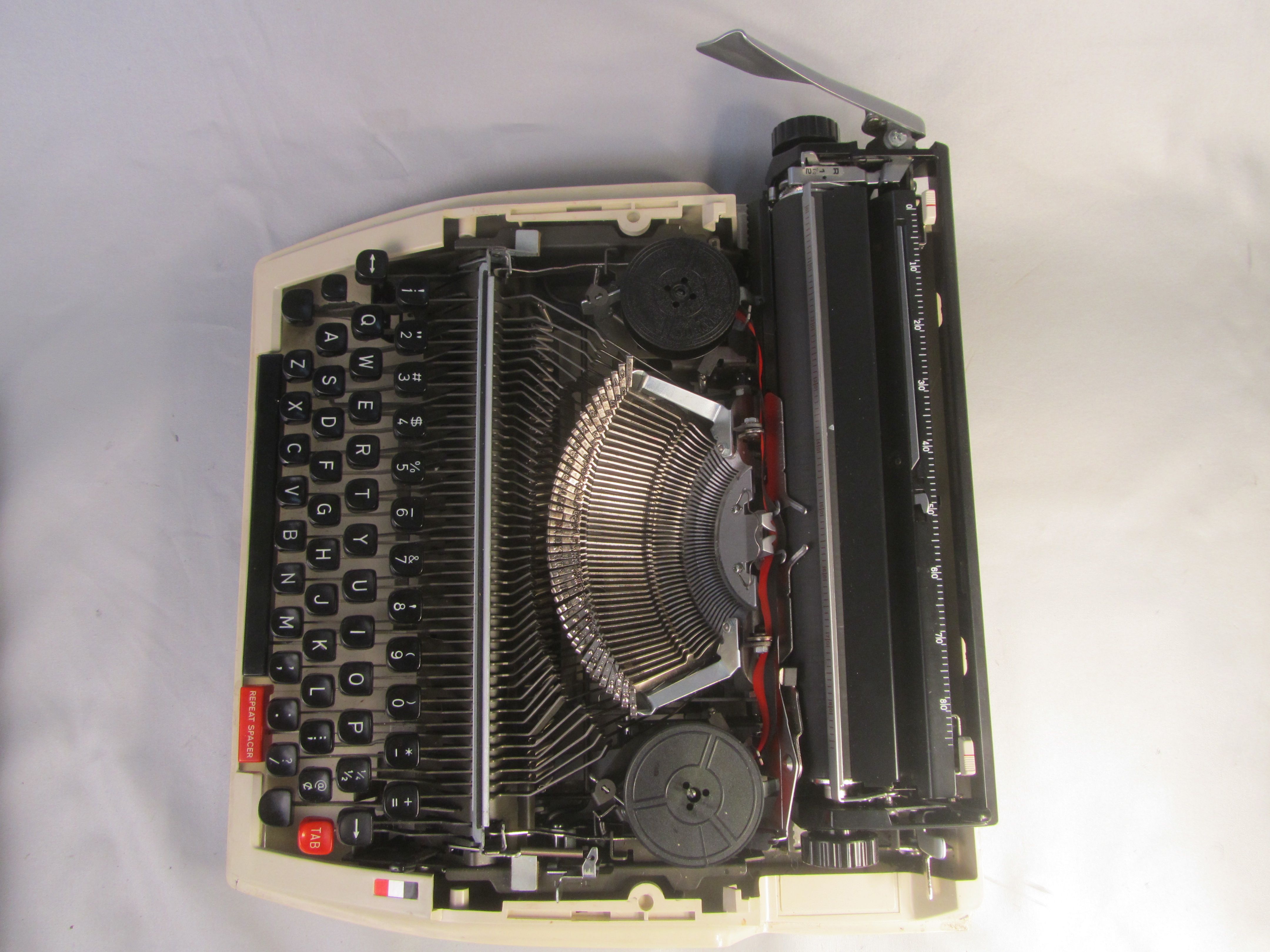 Brother 750 TR typewriter as new. Made in Japan new roll