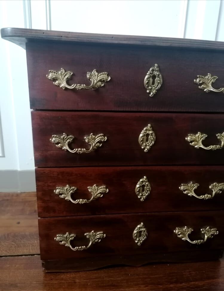 English-style chest of drawers