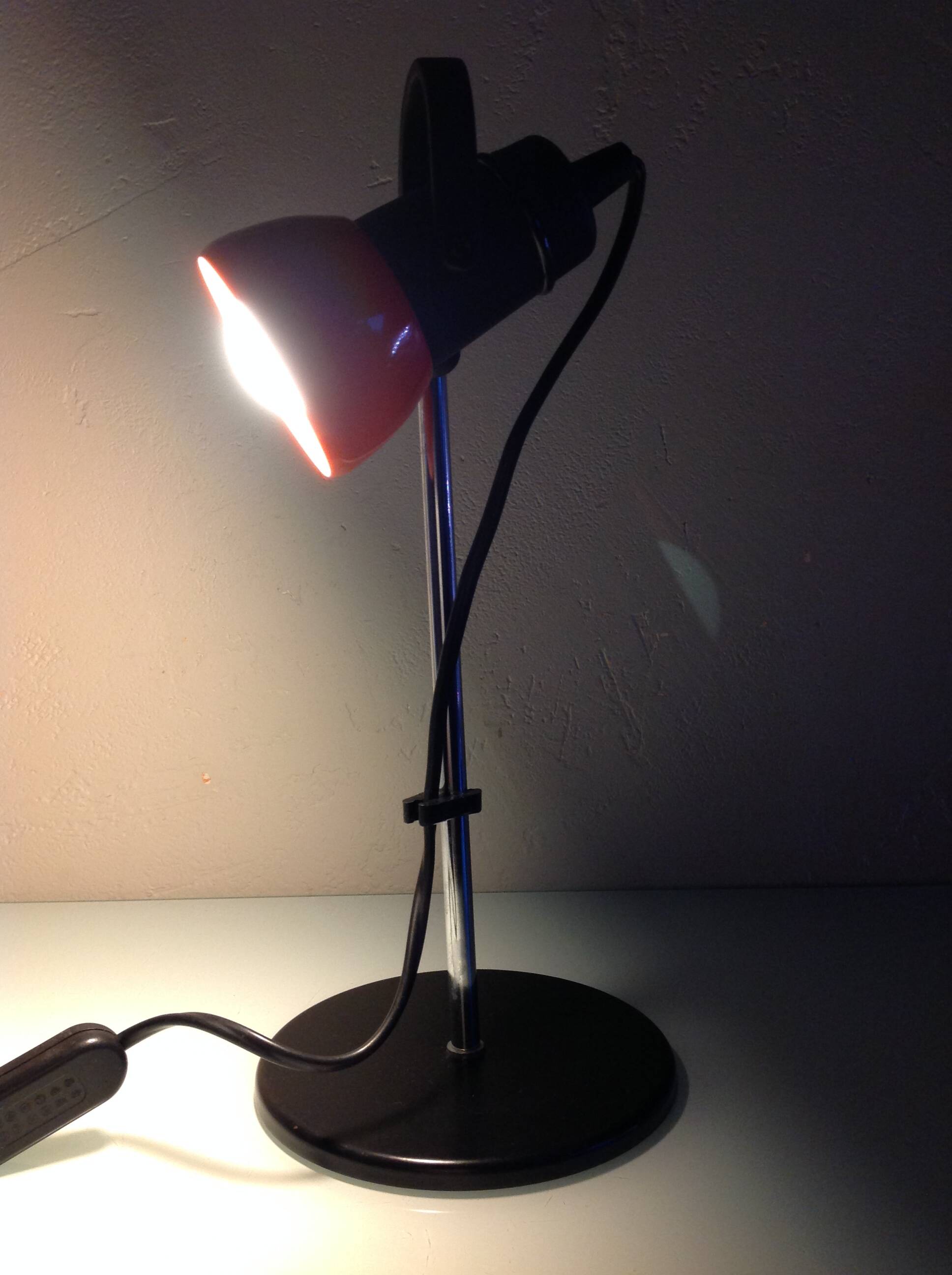 Lampe de bureau en métal orange  et noir / vintage années -60-70