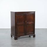 Charmant et intemporel meuble-commode ancien en chêne anglais du début du XIXe siècle, avec deux portes et une serrure fonctionnelle.