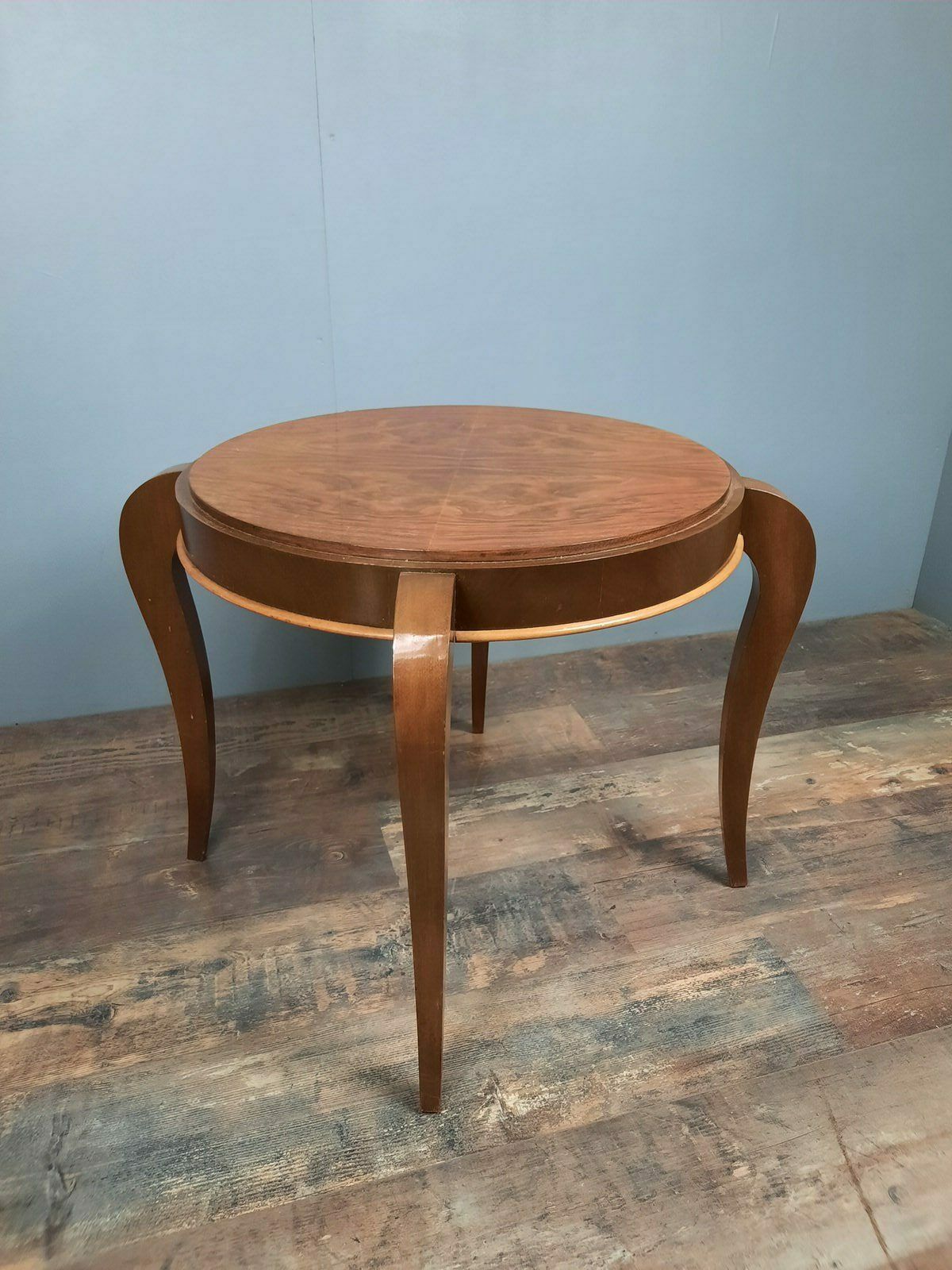 Walnut table/pedestal table and Walnut veneer from the Art Deco period circa 1930