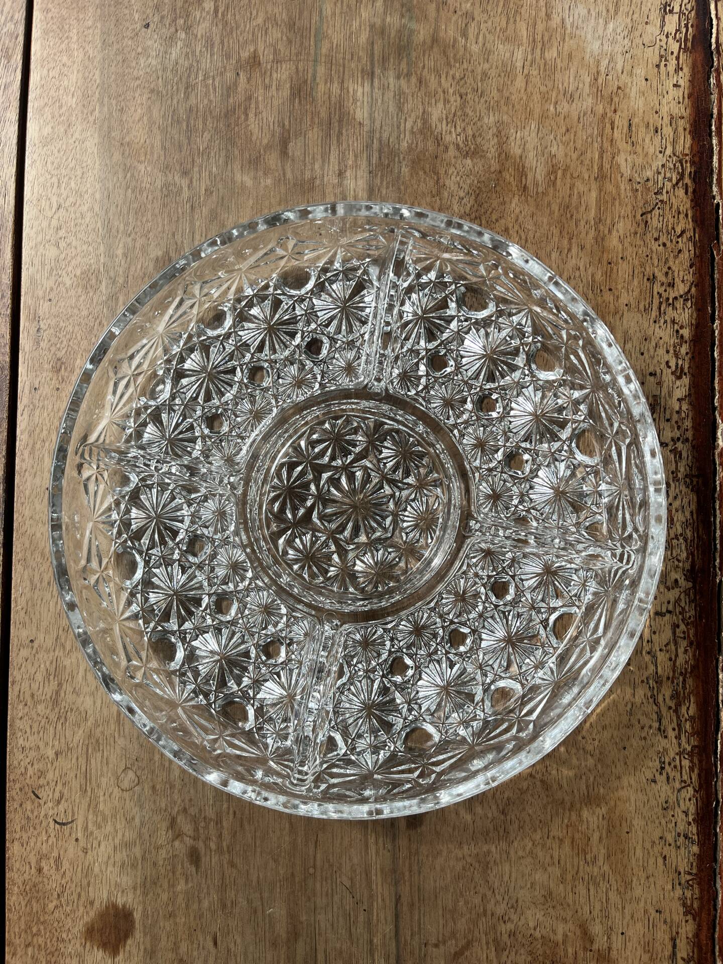 Plat en verre pressé
