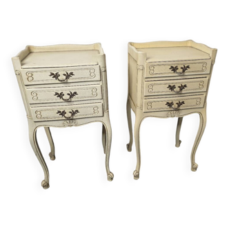 Paire de tables de chevet style Louis XV patinées
