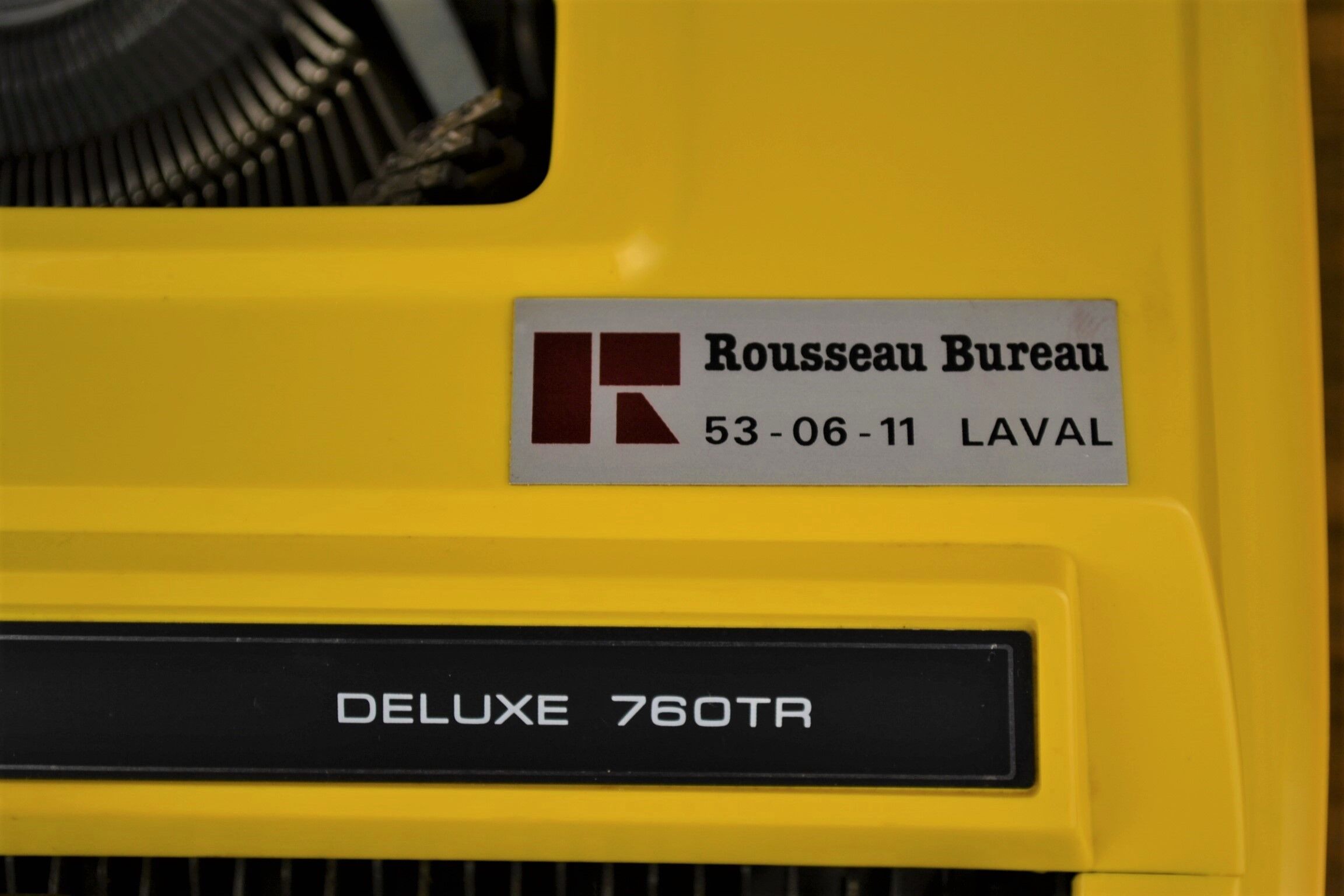 Machine à écrire orange Brother Deluxe 760TR - rubans neufs