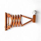Extendable wooden wall lamp
