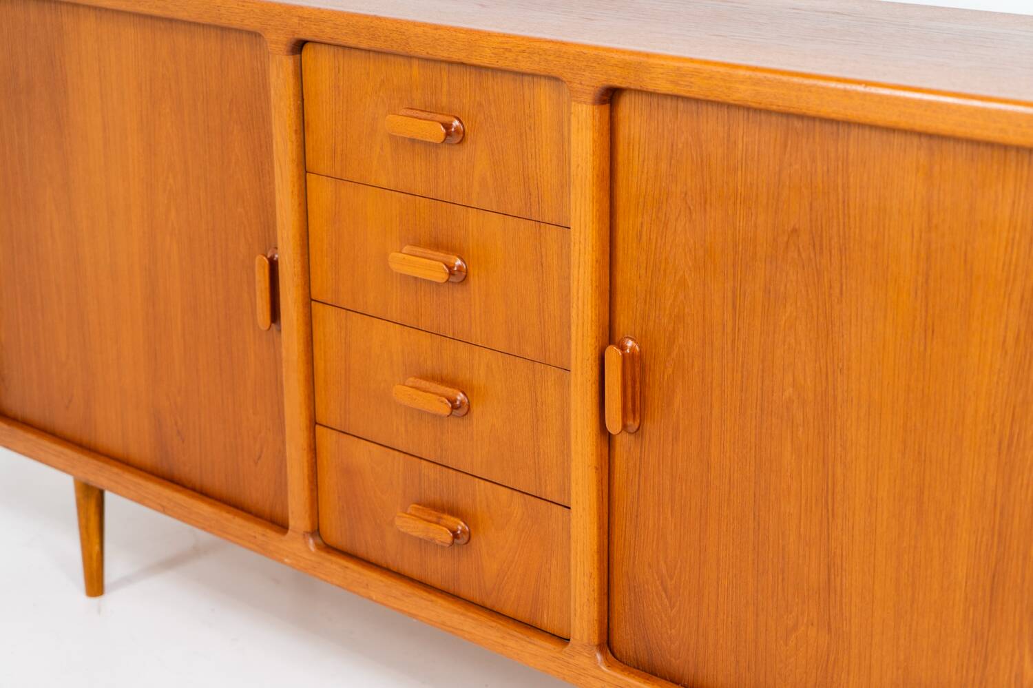 Buffet en teck avec portes à tambour par Silkeborg (Danemark, années 1960).