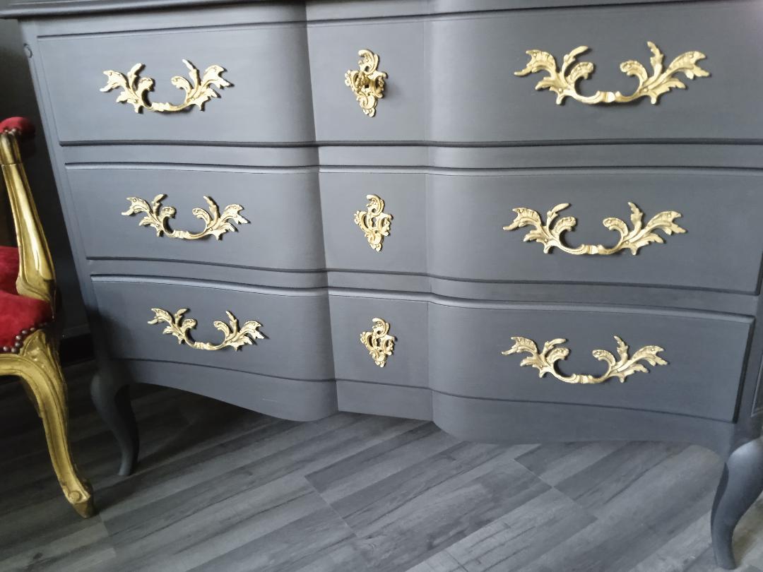 Black curved chest of drawers Louis XV style