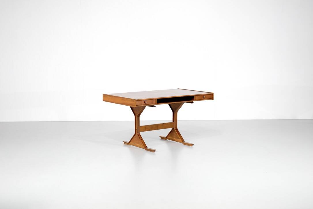 “530” desk by Gianfranco Frattini for Bernini, Italy 1960s.