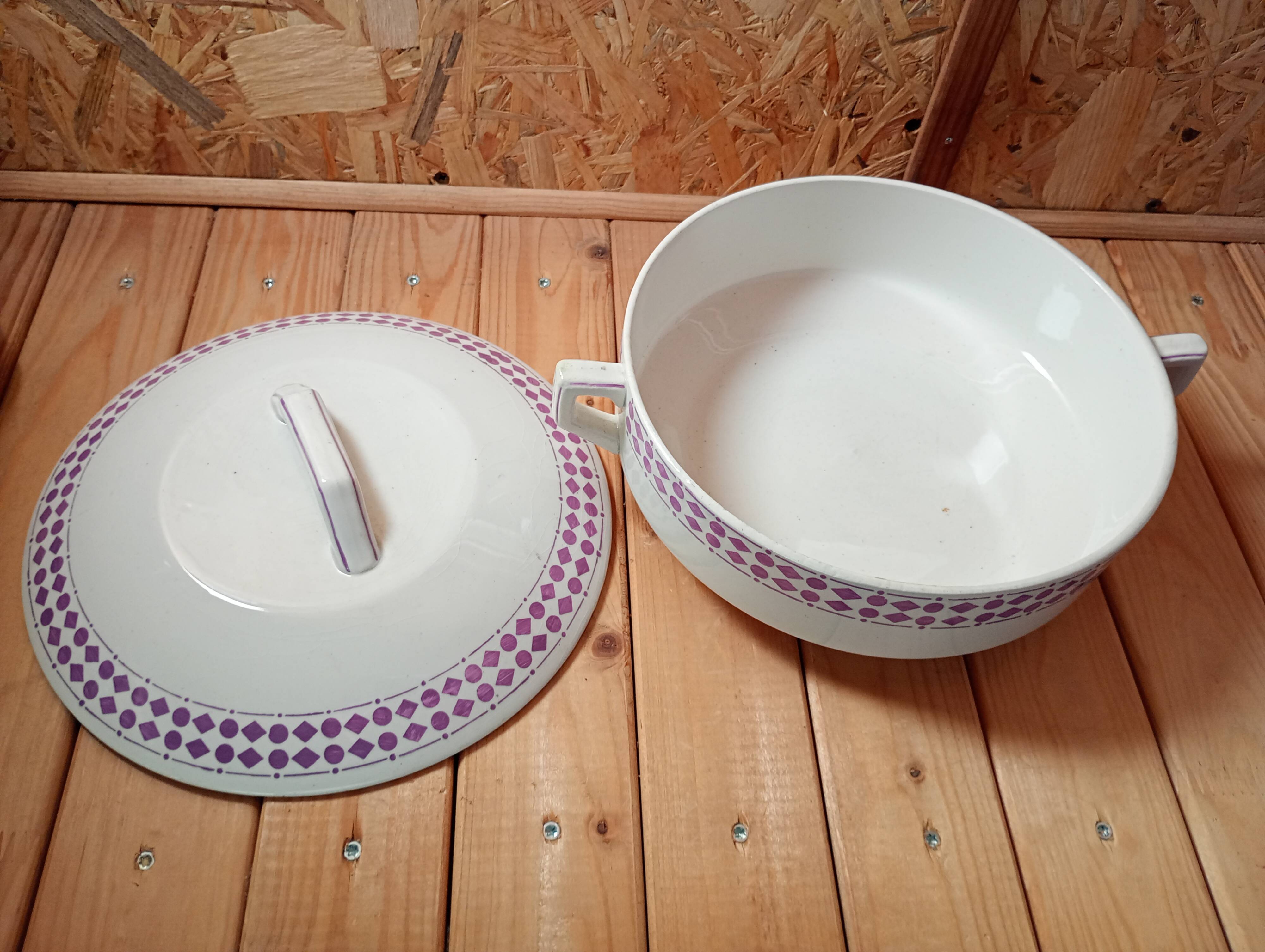 Soup tureen or vegetable dish with purple decoration, Moulin des Loups Orchies