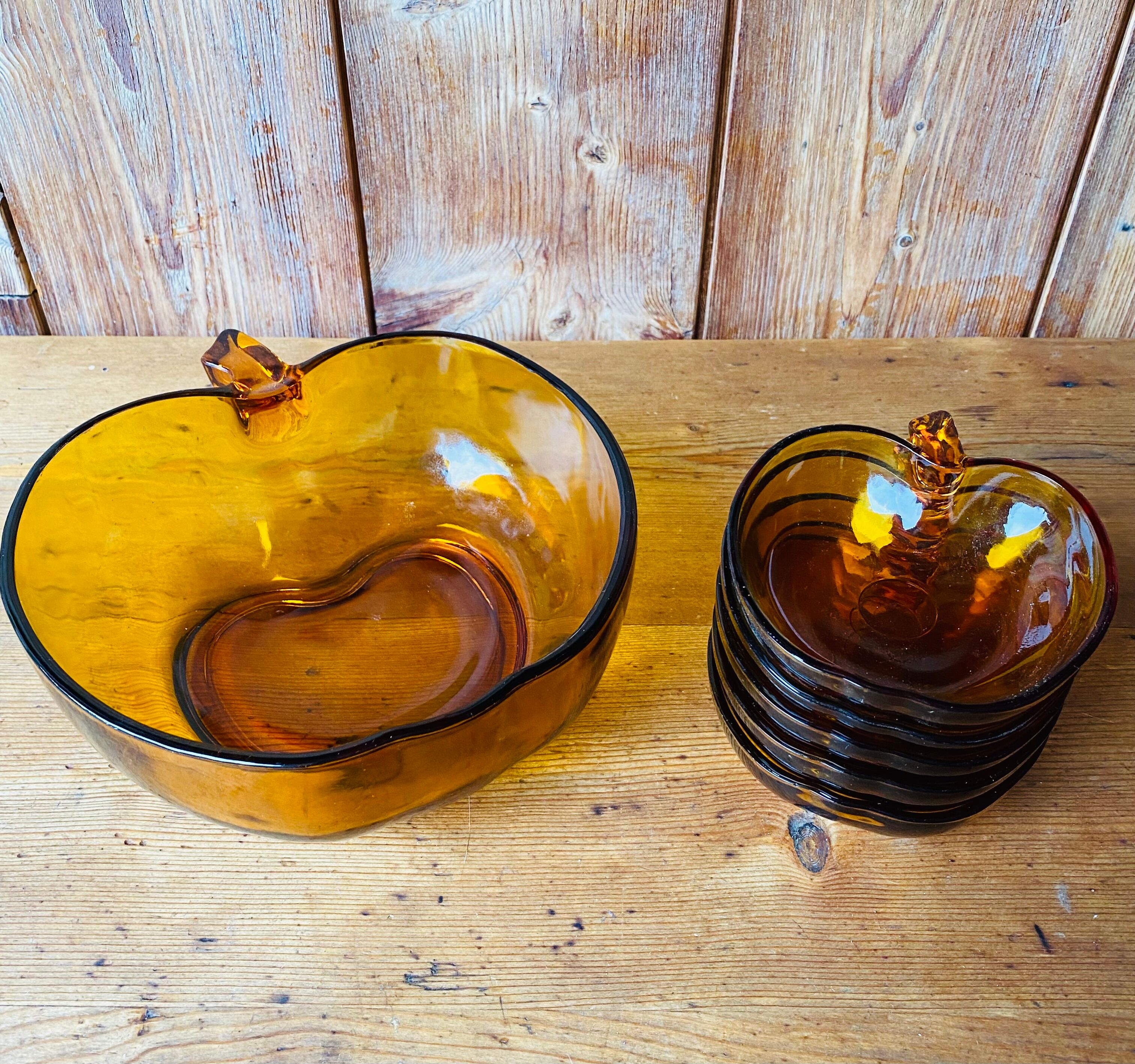 Salad bowl and apple raviers in amber glass 70 years
