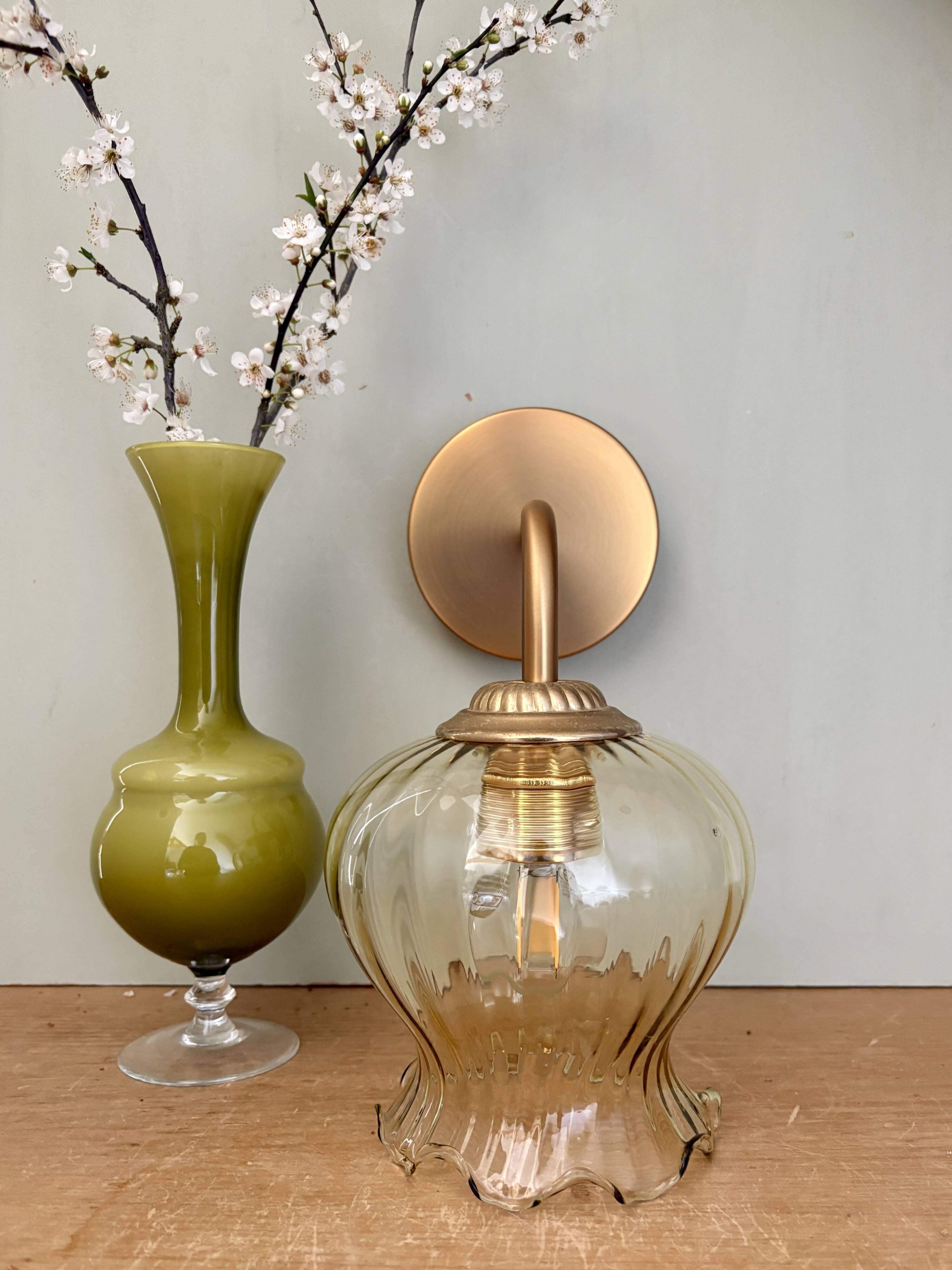 Applique coudée globe vintage en verre ambré