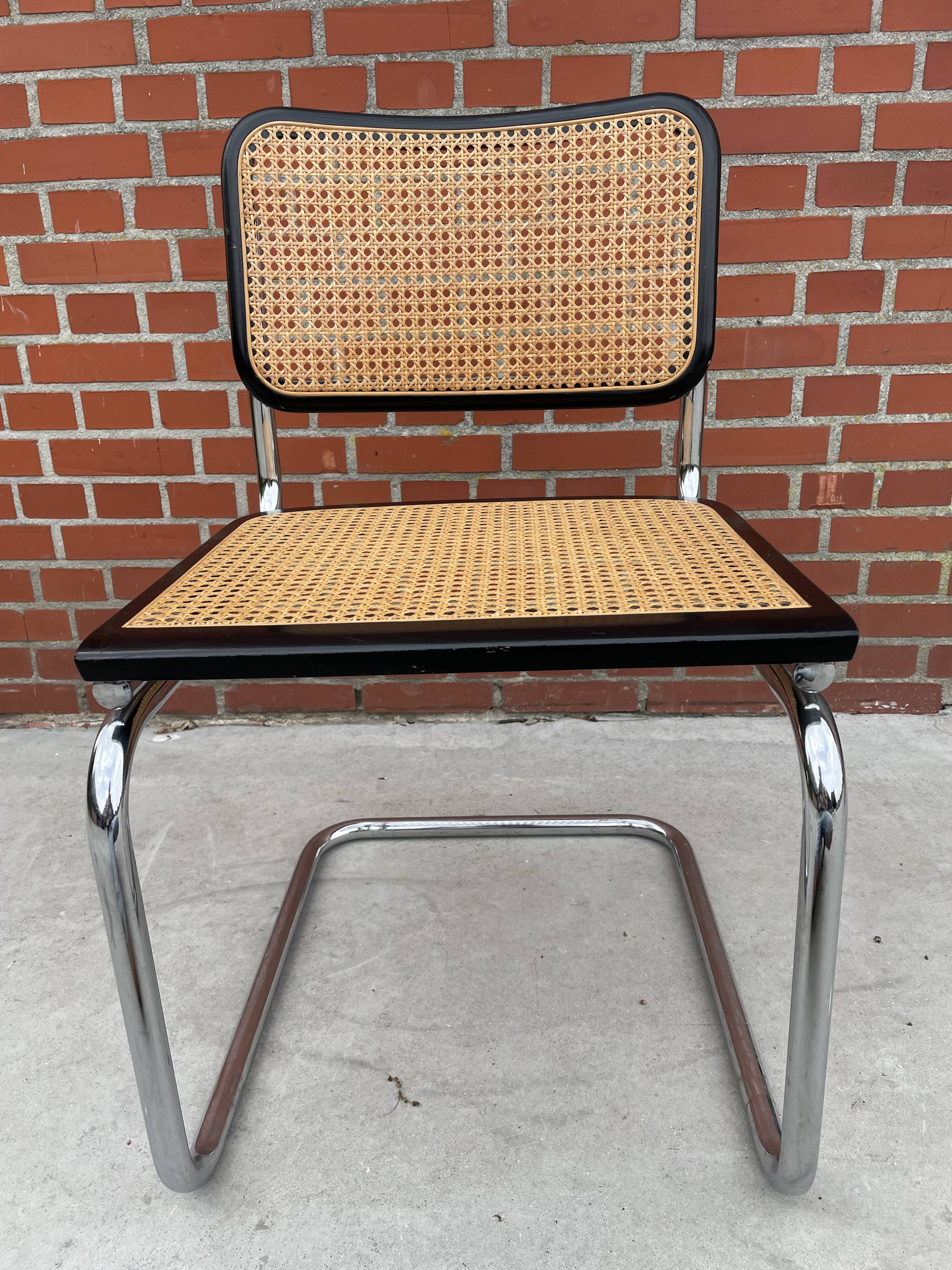 Chaise en chrome et noir