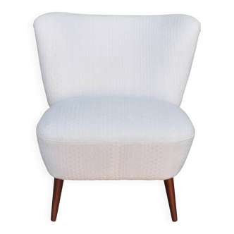 Vintage 1950s shell cocktail chair in white knitted fabric and brown wood.