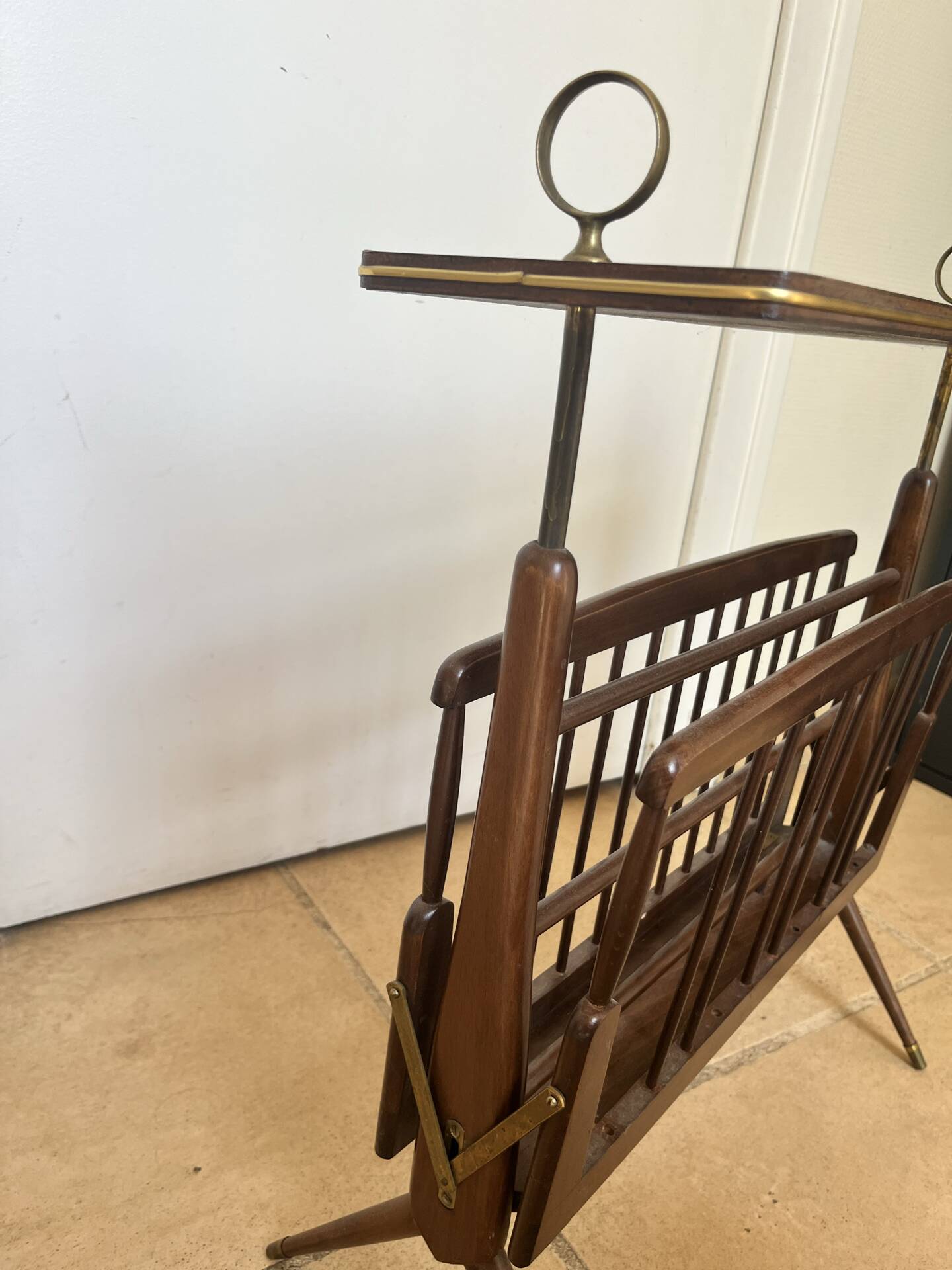 Folding magazine rack with shelf