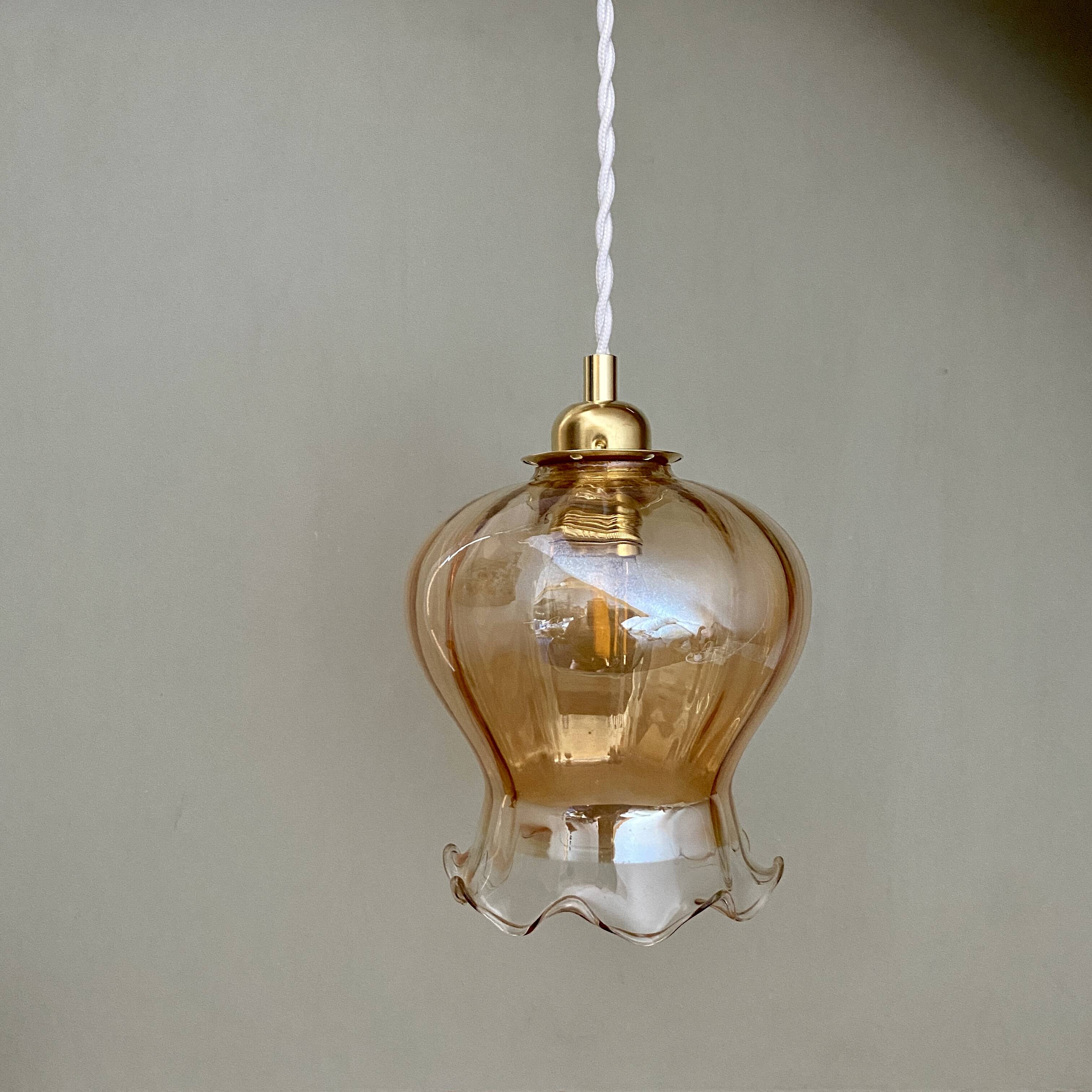 Susspension globe vintage en verre ambré légèrement nacré