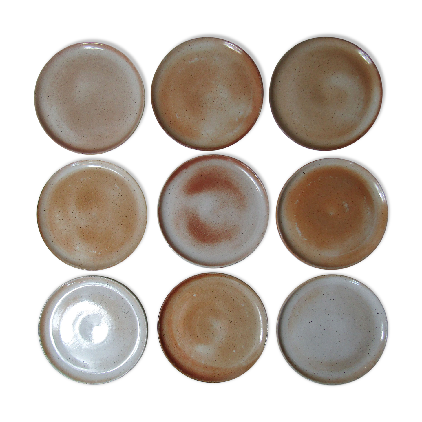 9 assiettes plates en grès du marais