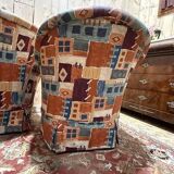 Salon crapaud comprenant un canapé et une paire de fauteuils