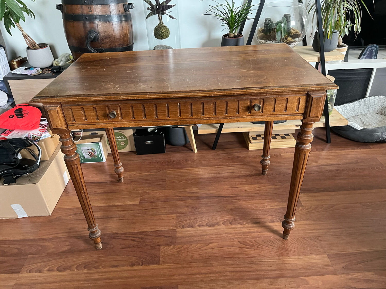 Classic style wooden desk