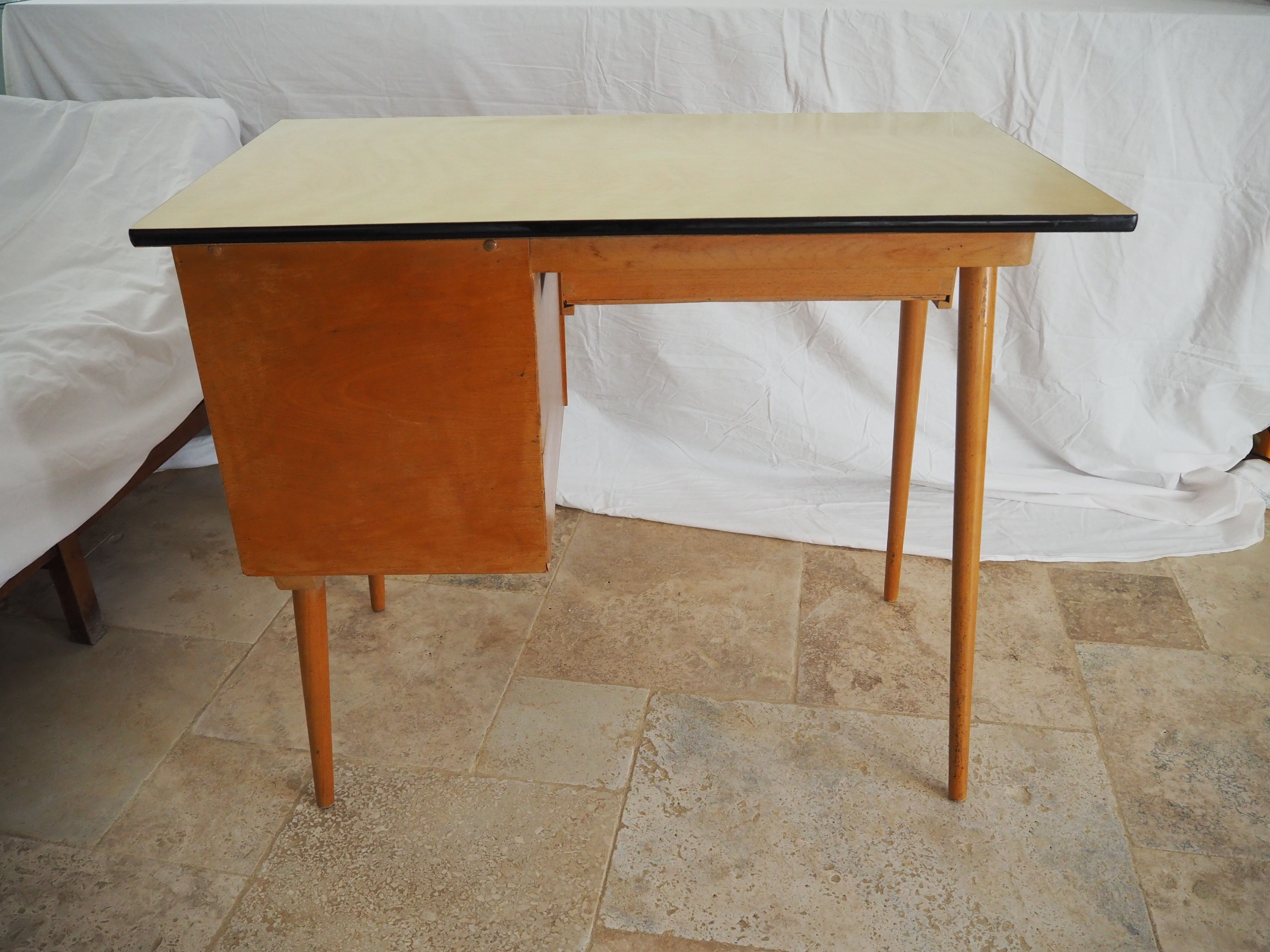 Bureau en bois plateau formica des années 60