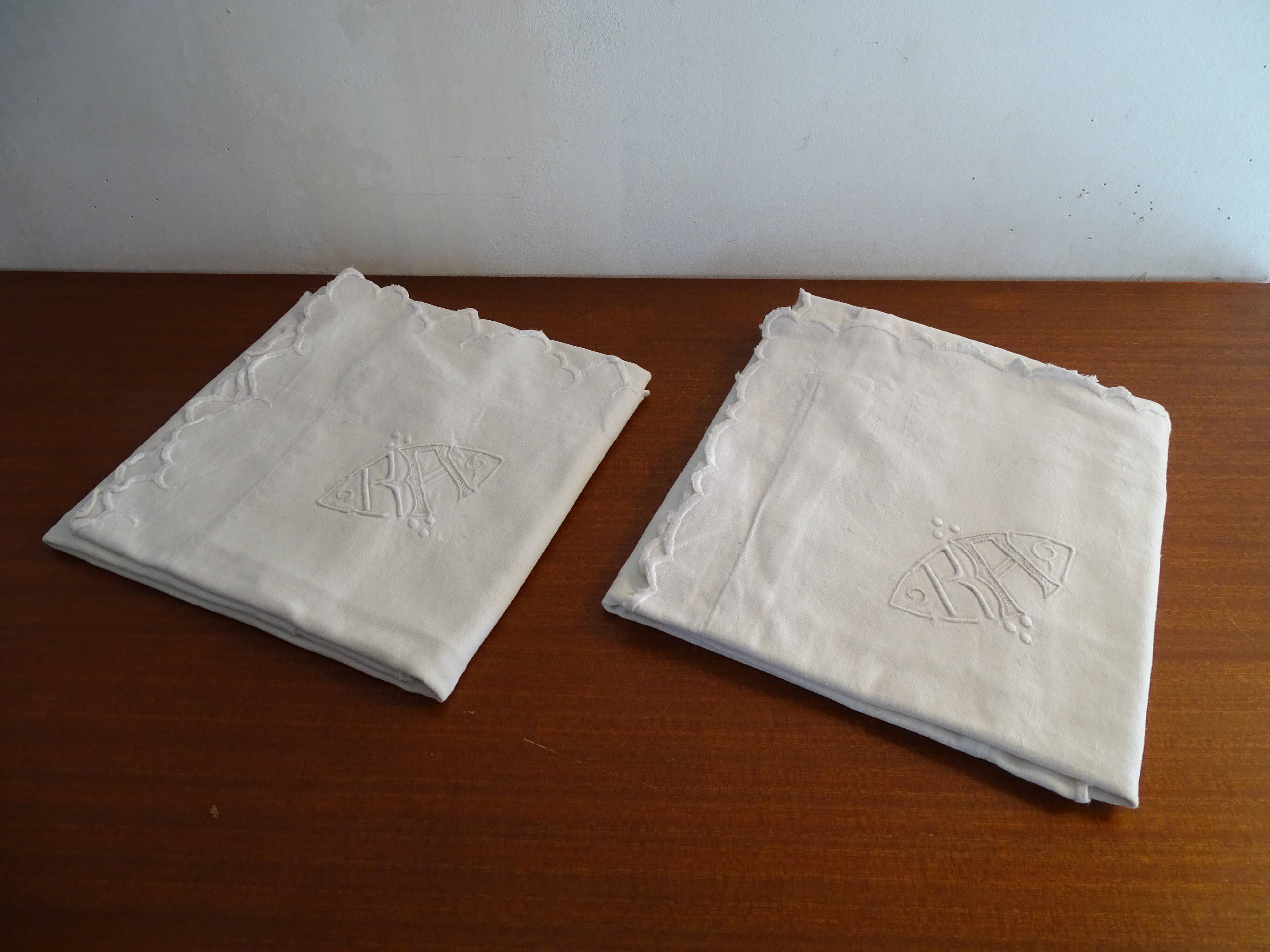Set de 2 taies d'oreillers brodées monogrammées R.A anciennes en coton 70cm sur 73 cm