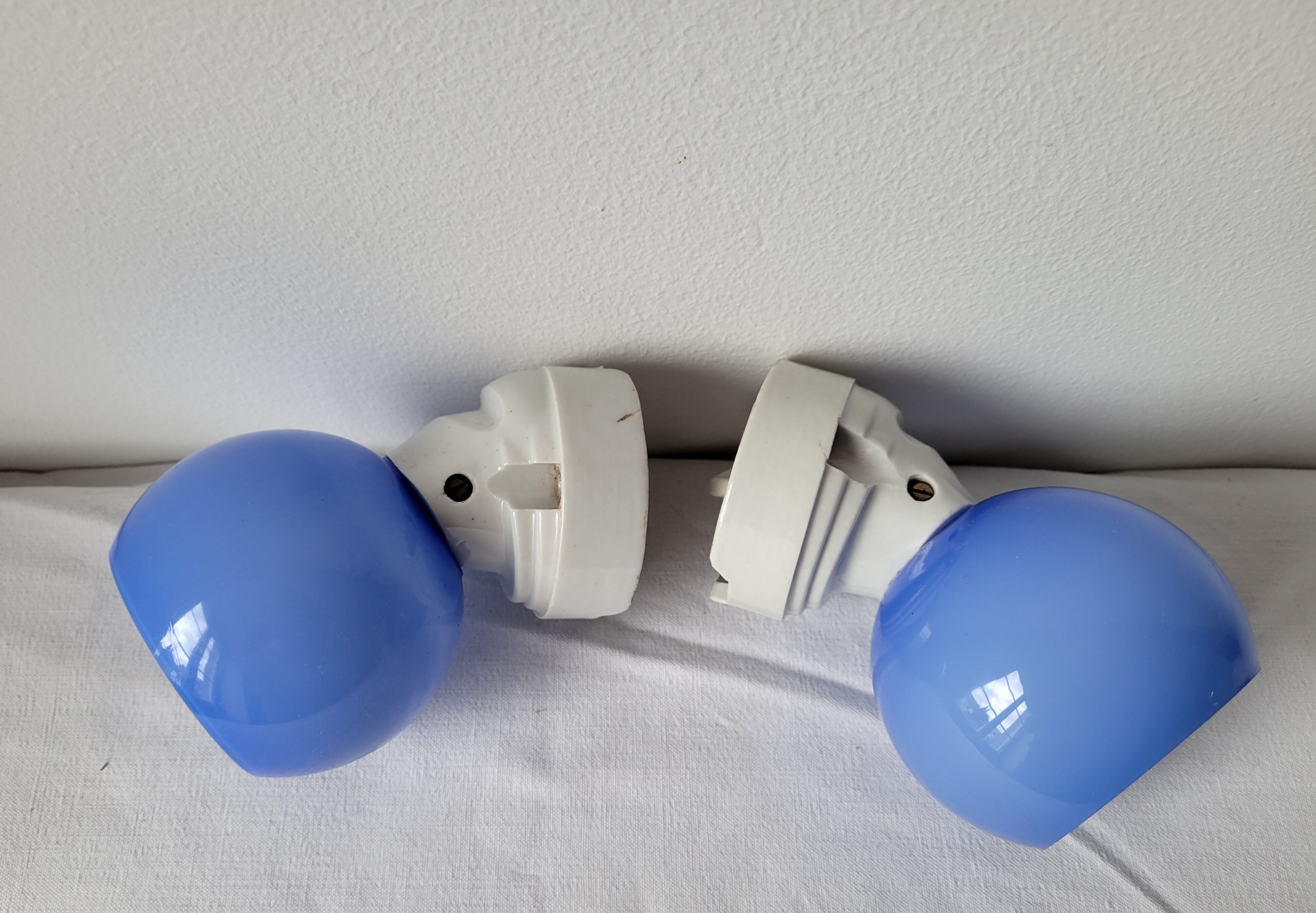 Duo of wall lamps in porcelain and blue opaline