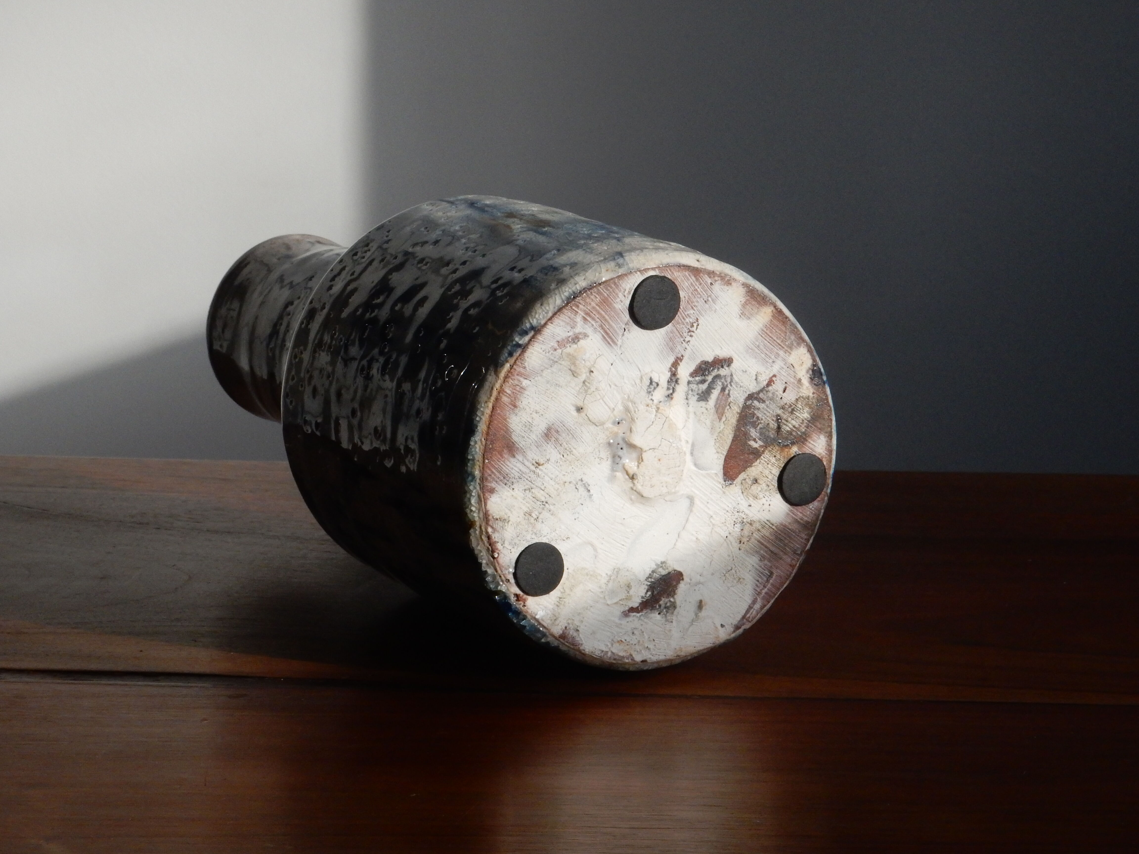 Cracked enamelled sandstone vase