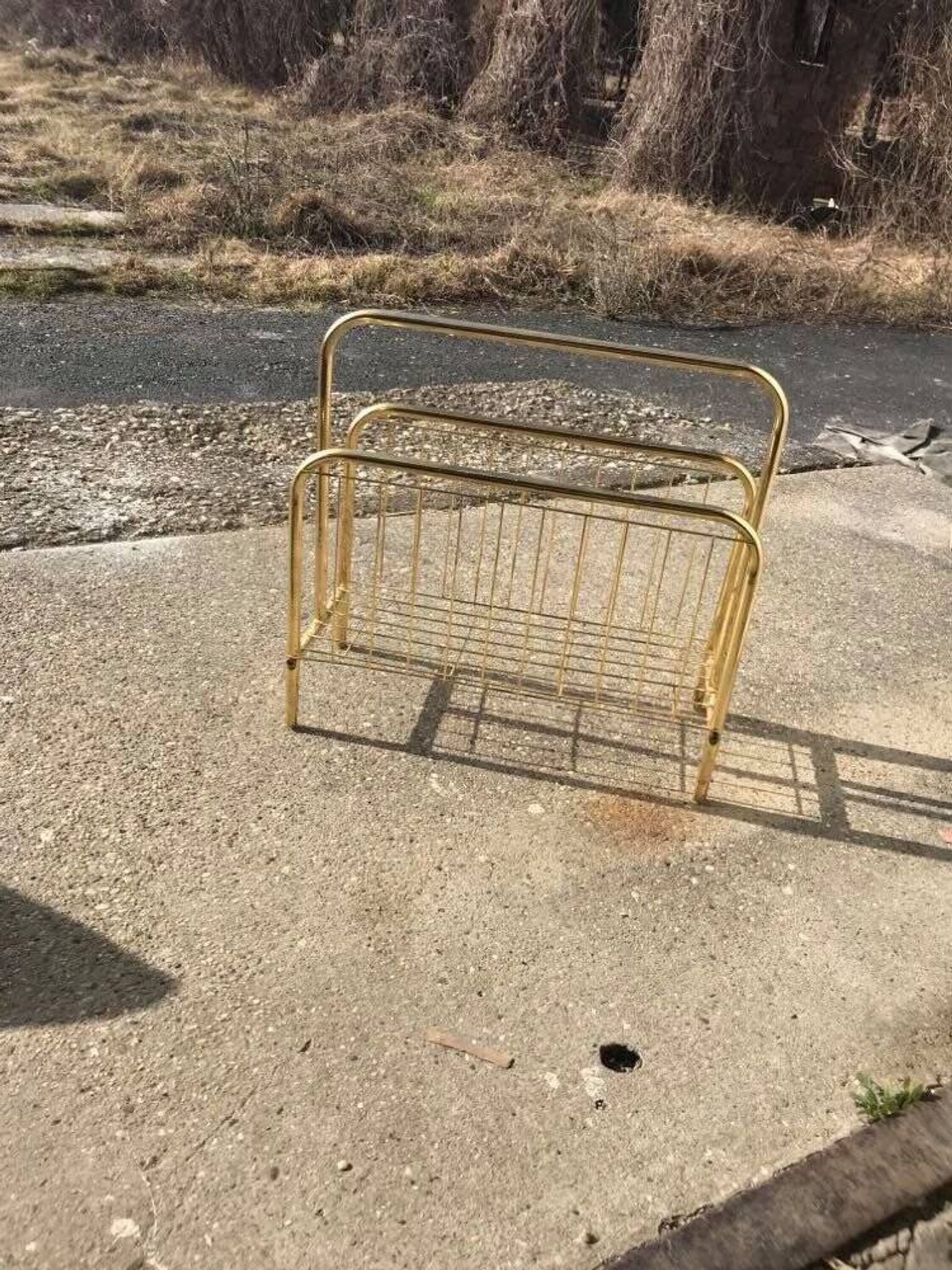 Mid-century magazine rack in gilded brass and wood, vintage 70s, Hungary.