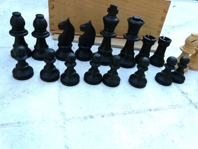 Vintage Staunton chess set in solid boxwood – Size 2 in its box.
