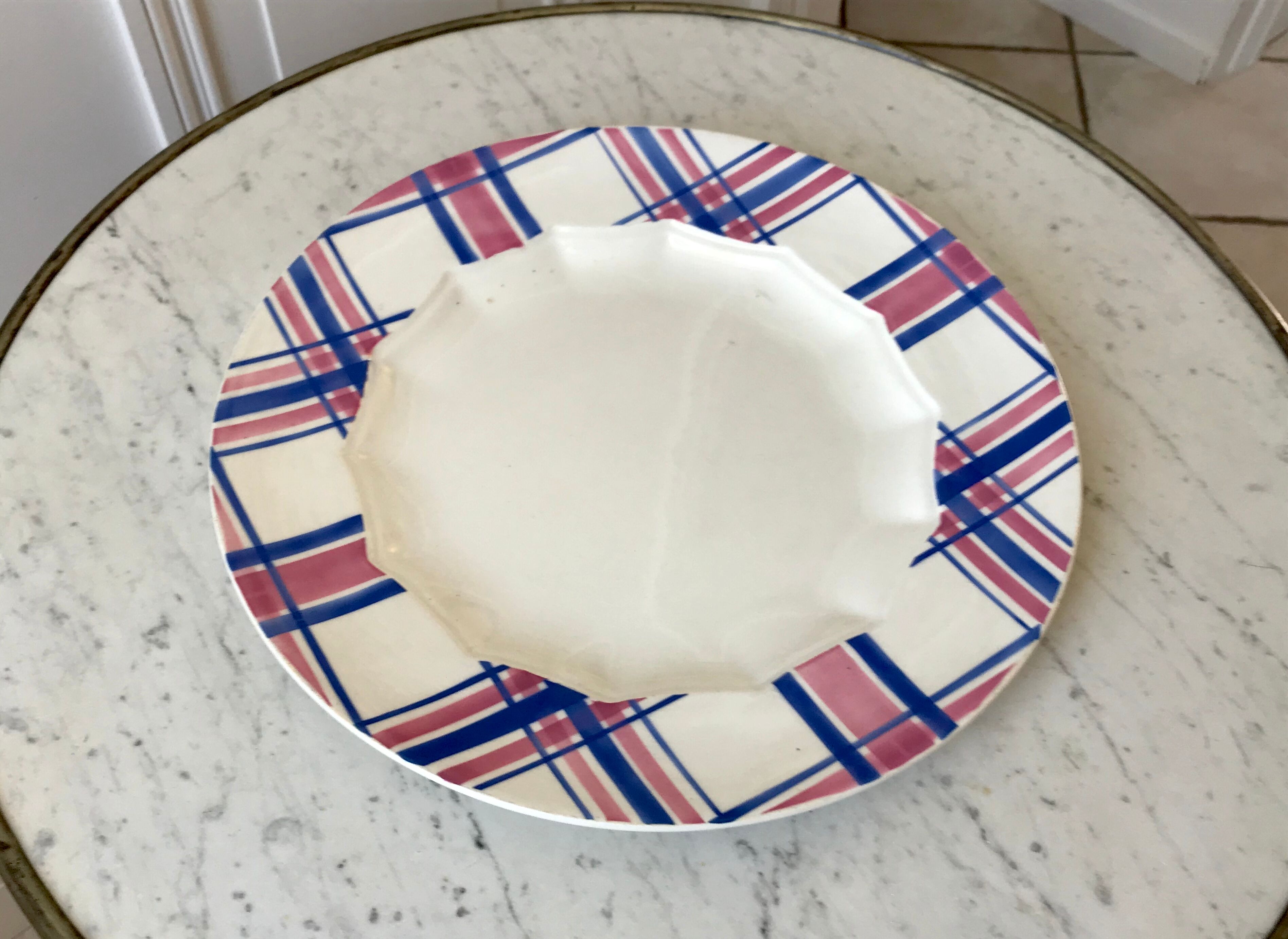 Round dish HBCM Creil & Montereau model Scots blue pink years 40-50