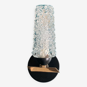 Wall light in gilded metal and tulips in thick transparent glass with a vintage diamond tip