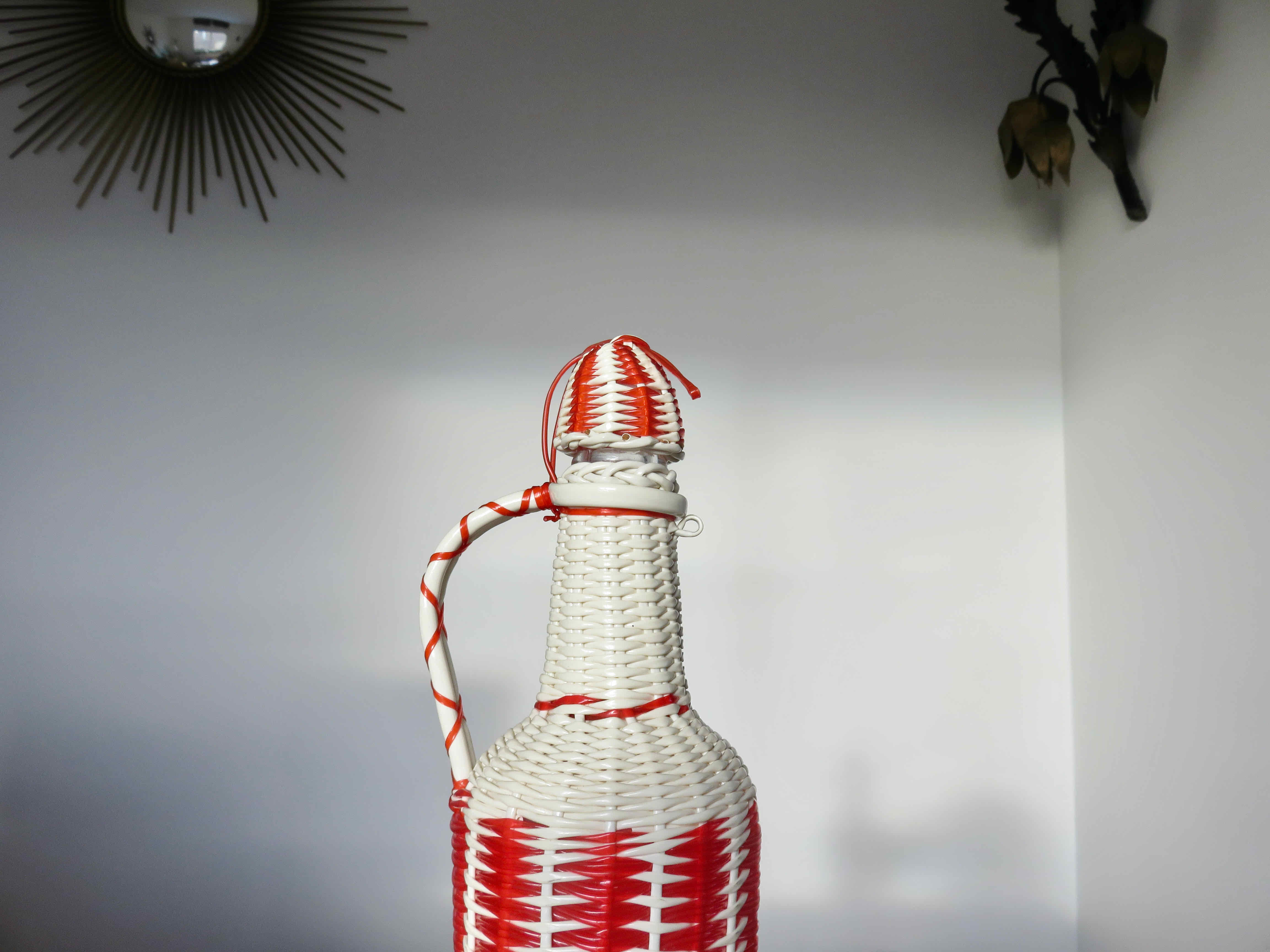 Bottle in red and white scoubidou 50-60s