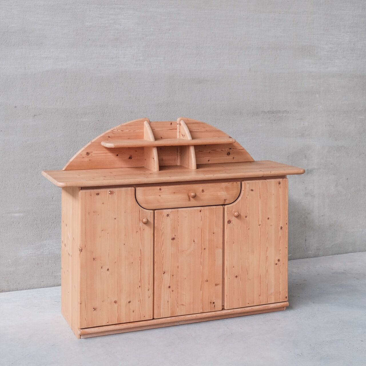 Buffet en pin danois du milieu du siècle