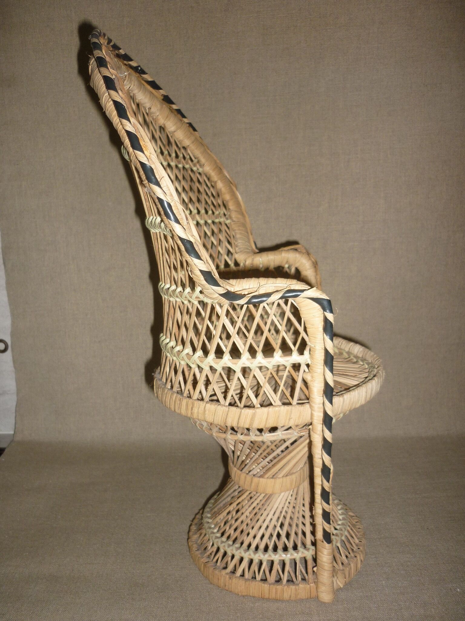 Fauteuil Emmanuelle poupée en osier 70's