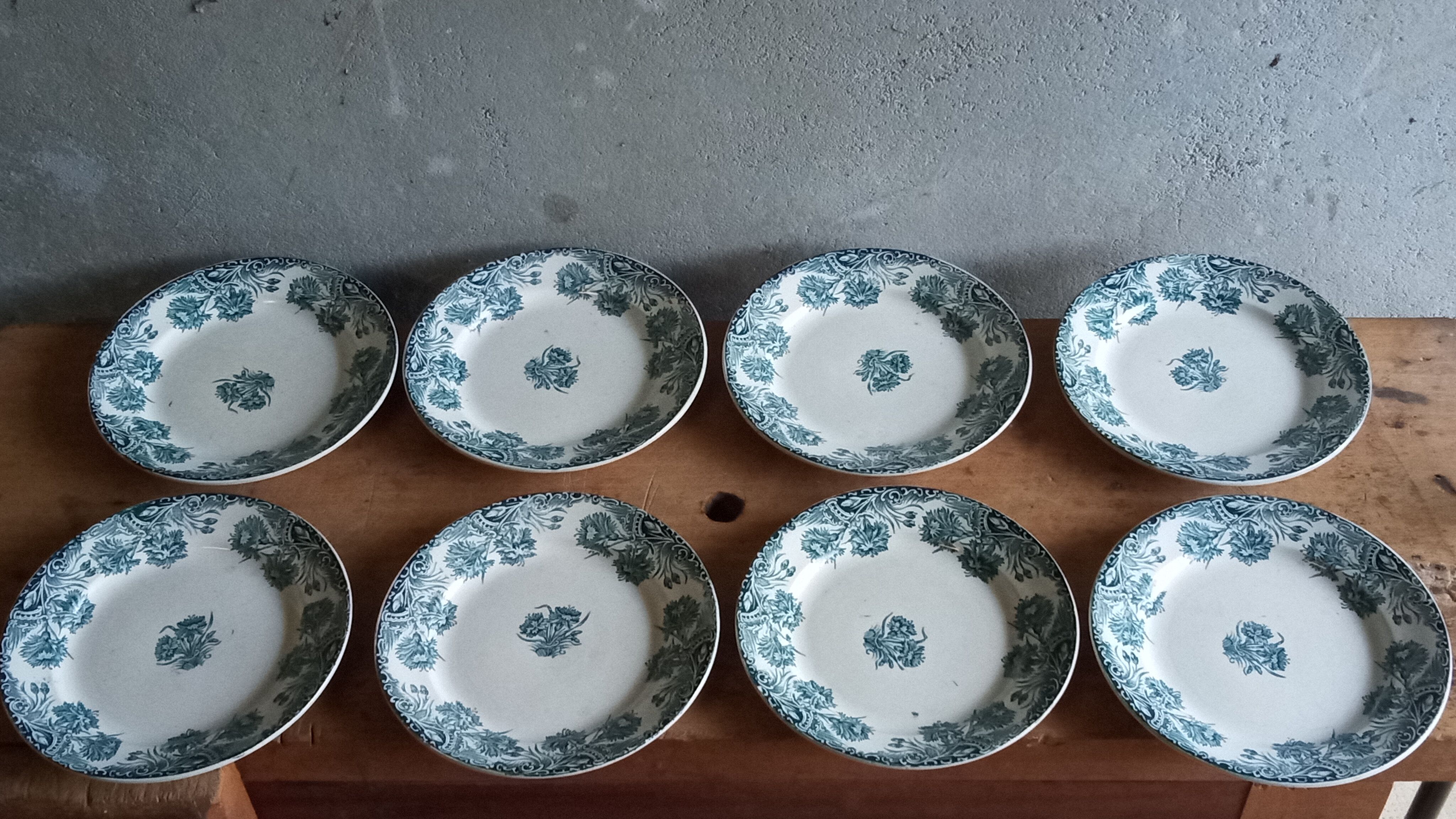 Eight dessert plates in Terre de Fer