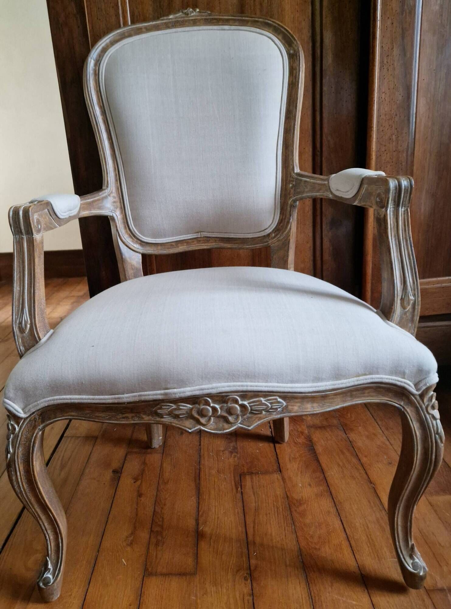 Louis XV cabriolet armchair in carved wood – 19th century – beige fabric