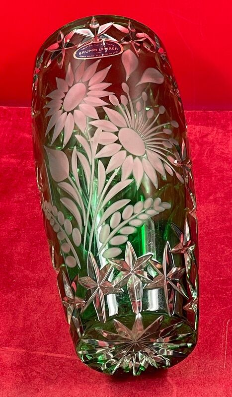 Carved crystal vase of green color - Work of Bruno LEHRER H : 25 cm