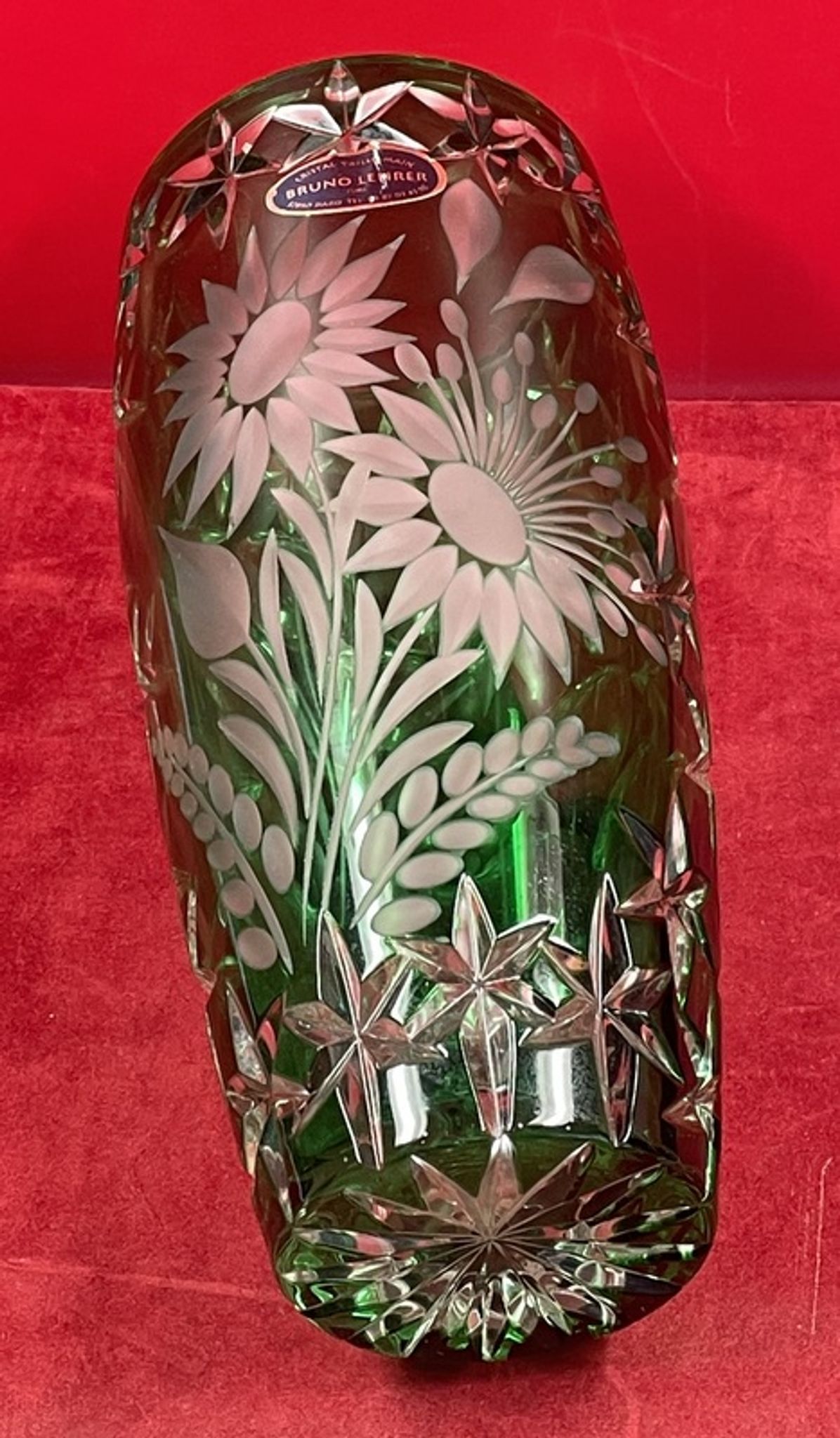 Carved crystal vase of green color - Work of Bruno LEHRER H : 25 cm
