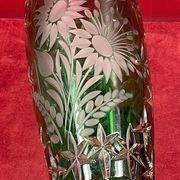 Carved crystal vase of green color - Work of Bruno LEHRER H : 25 cm