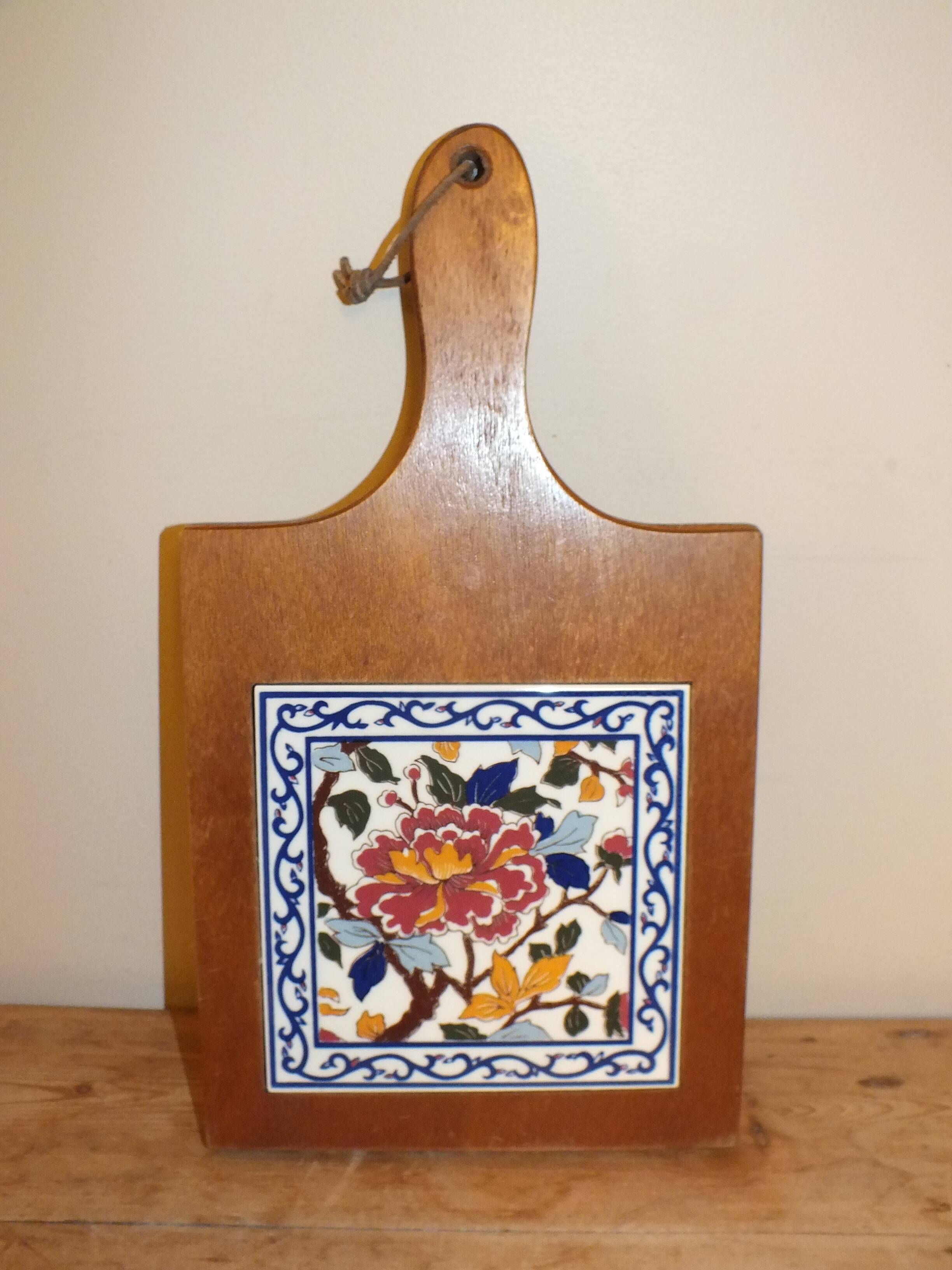 Large wooden and earthenware cutting board from Gien, Pivoines model