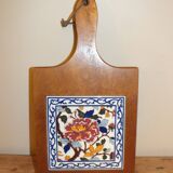 Large wooden and earthenware cutting board from Gien, Pivoines model