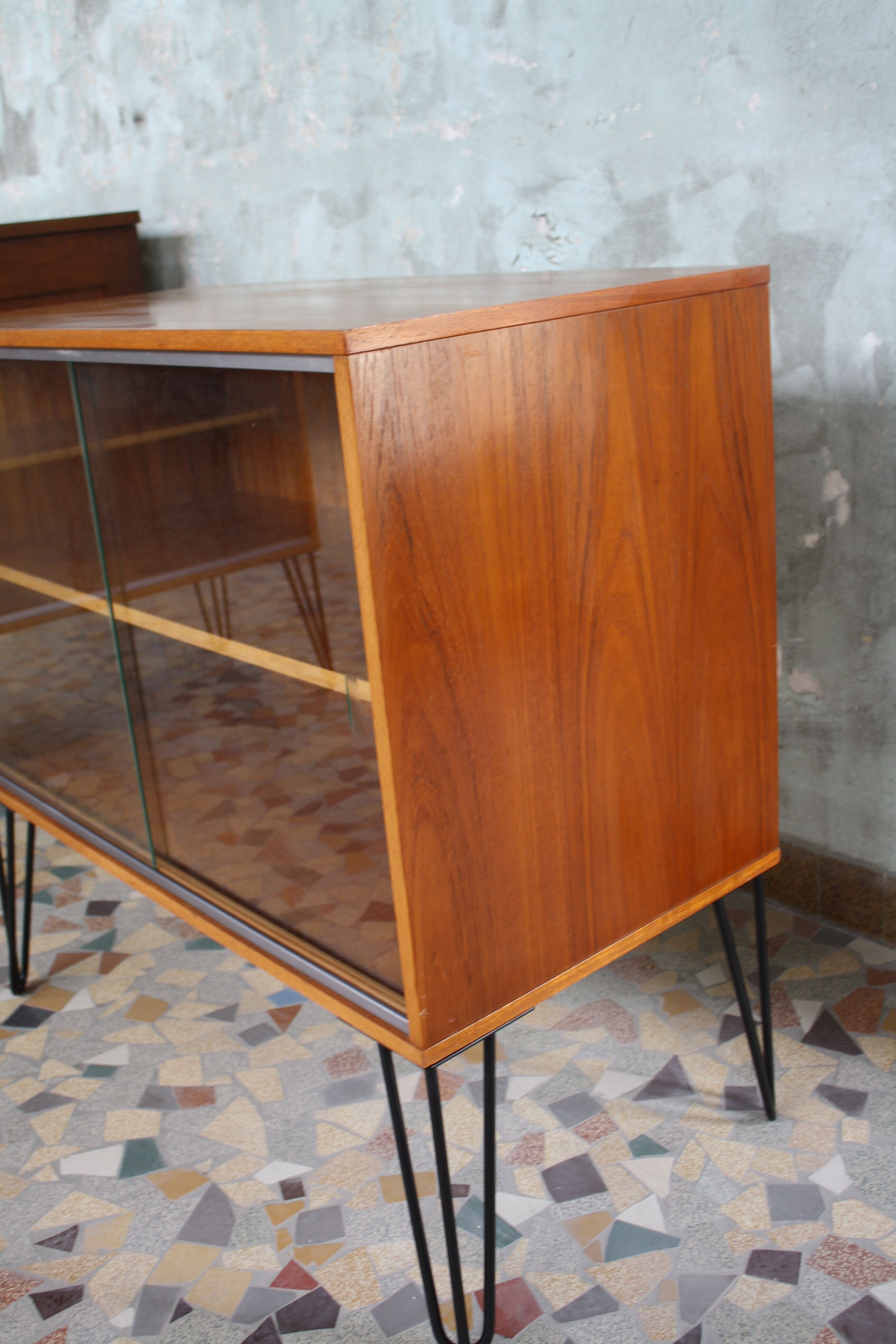 Showcase storage teak vintage 1960 with hairpin legs