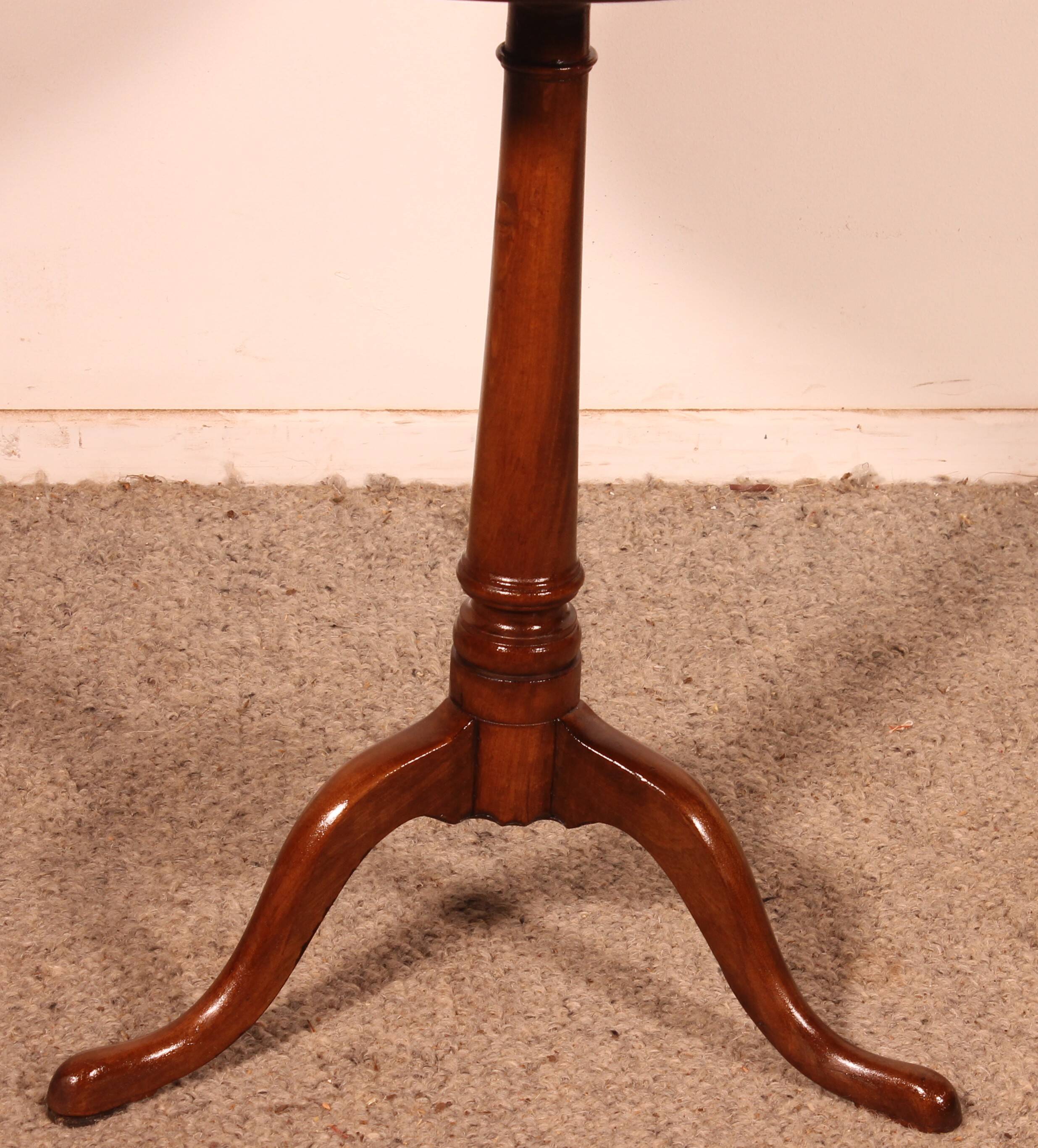 Small tripod table known as a tea table in mahogany - 18th century.