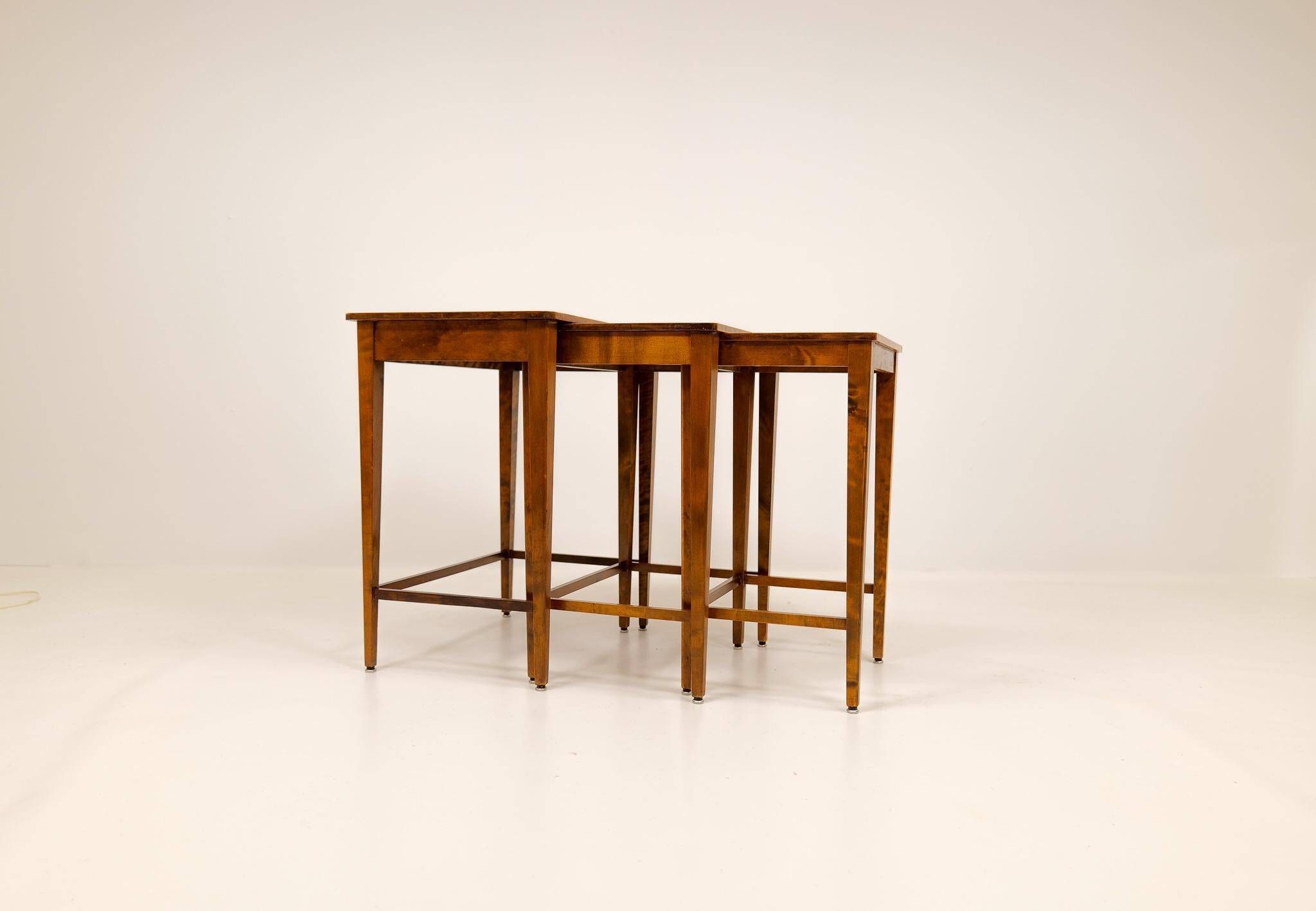 Tables gigognes Art déco en acajou et bouleau teinté, NK Suède, années 1940