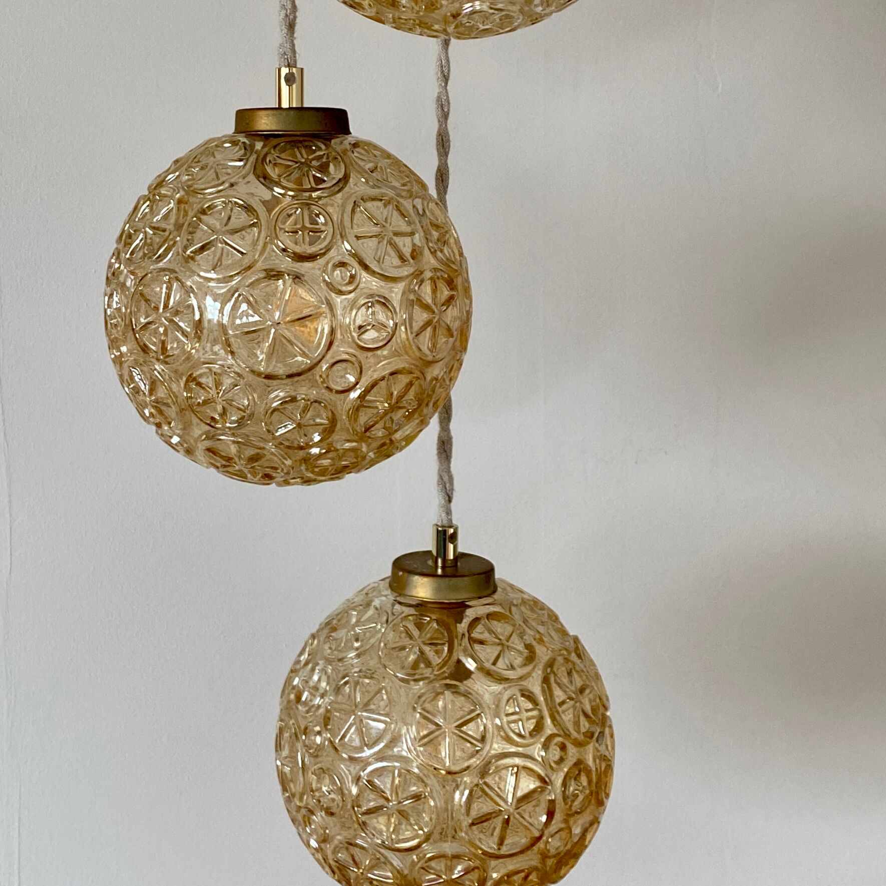 Suspension cascade trois feux globes vintage en verre ambré
