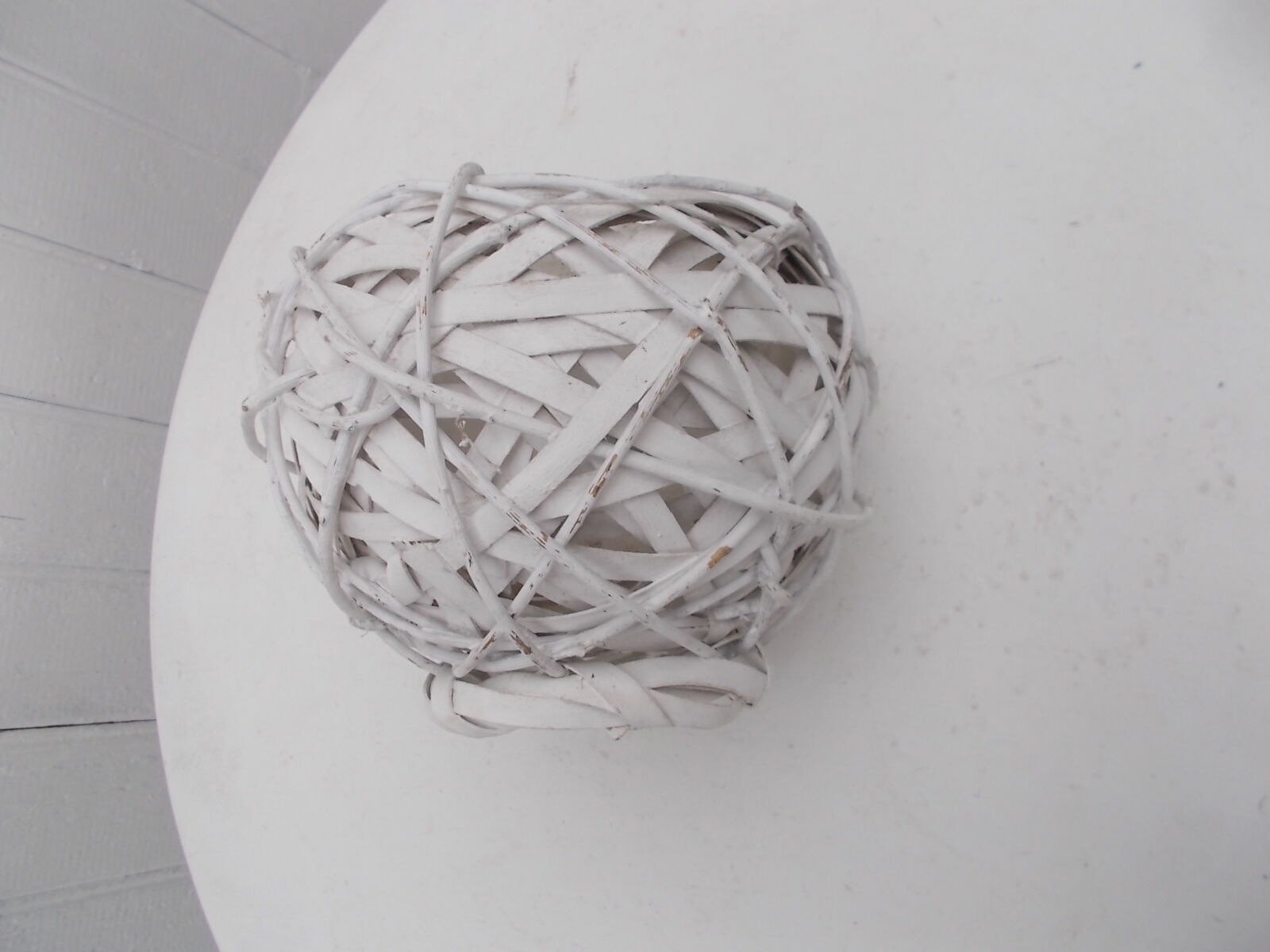 Round wicker cache pot