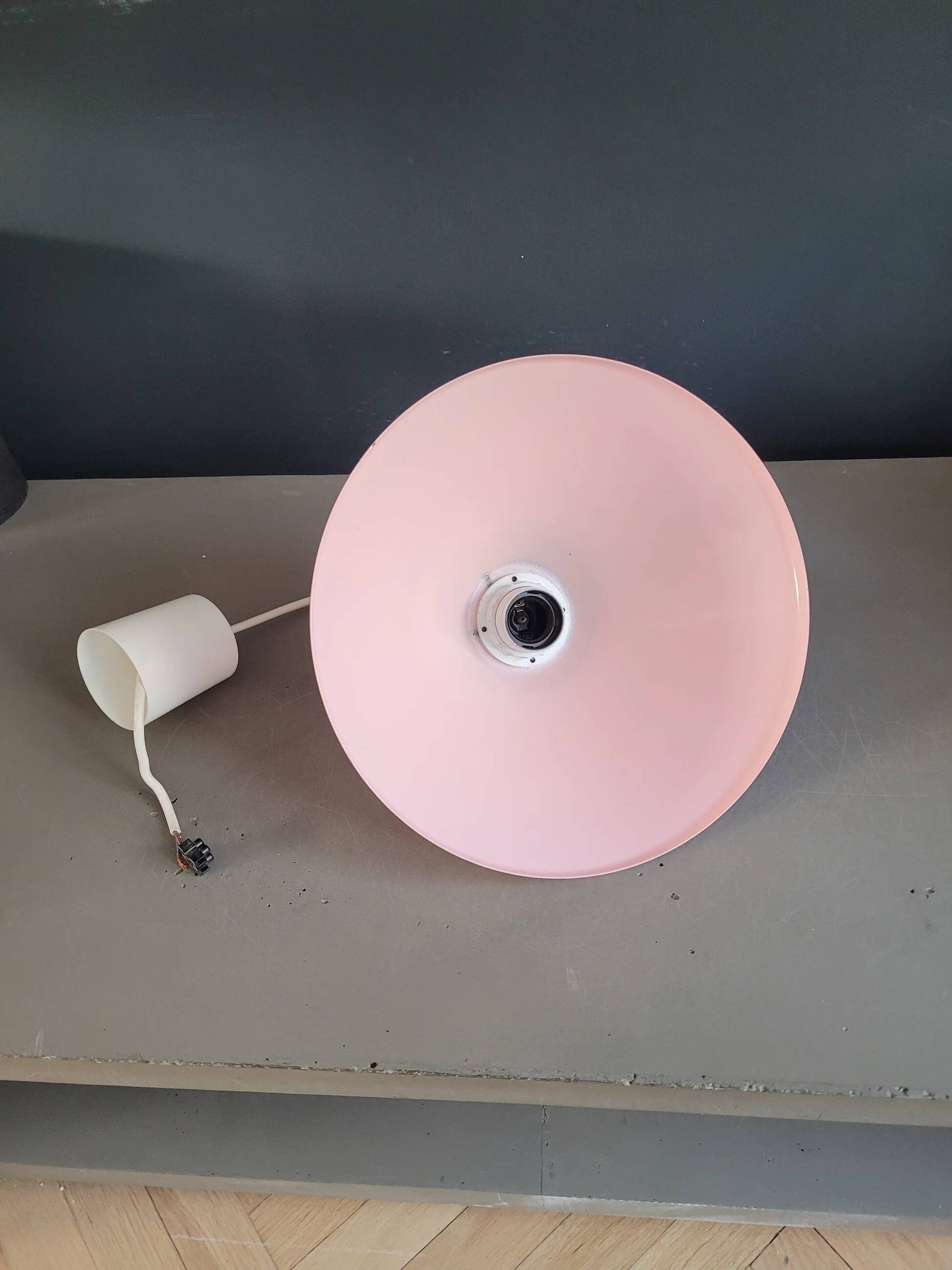 Conical pendant light in pink metal