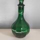 Carafe verte ancienne avec lignes nervurées