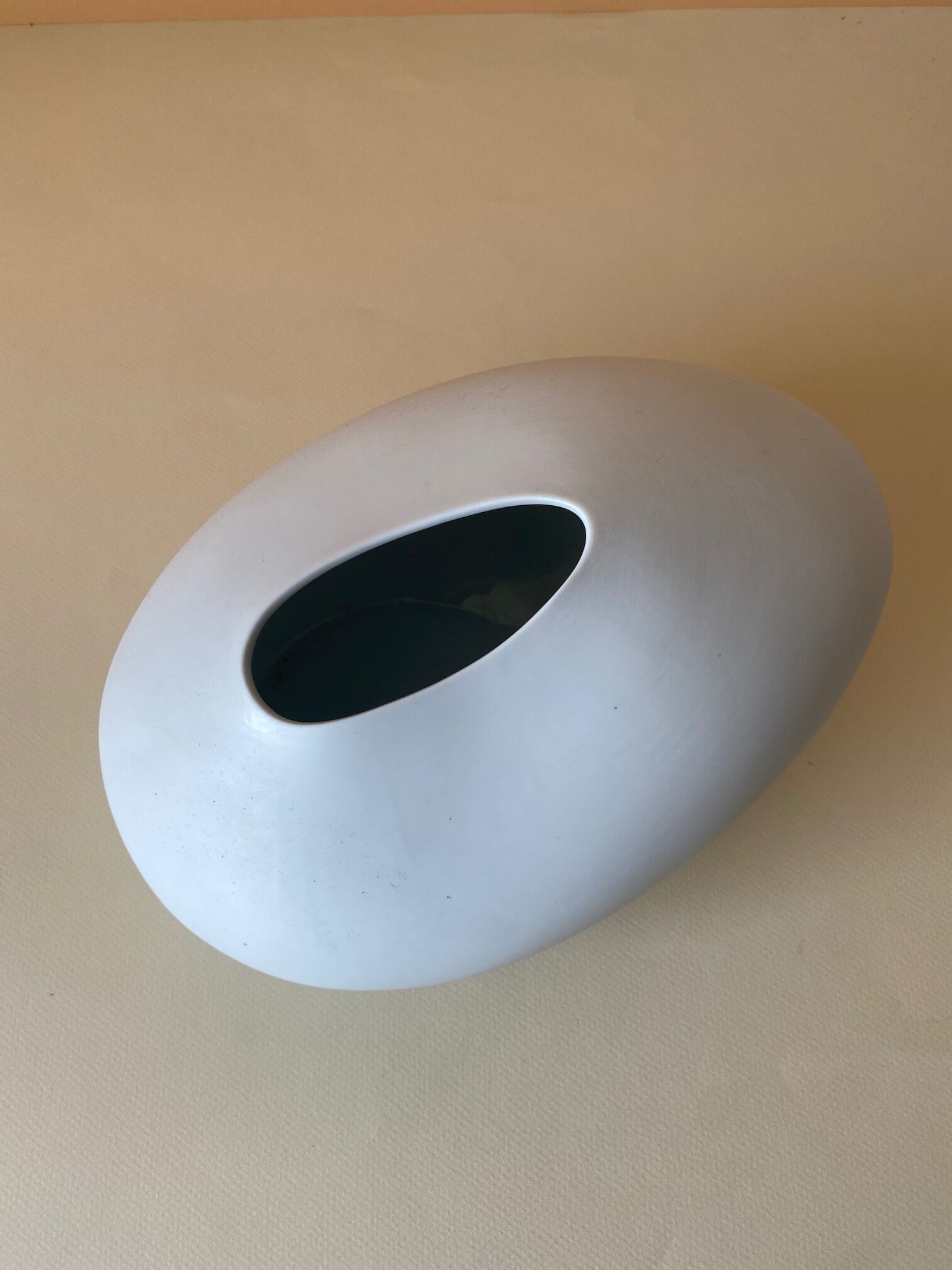 Vase en céramique blanc ovoïde