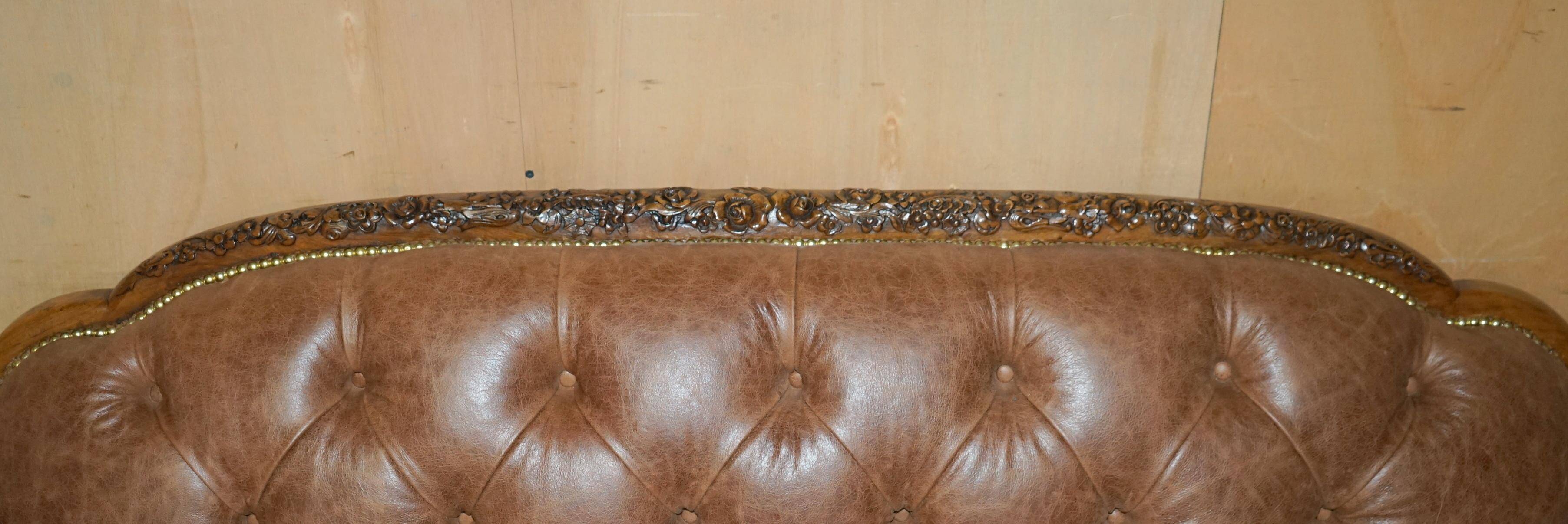 Chesterfield Regency 1810 antique canapé restored in leather with a carved frame.